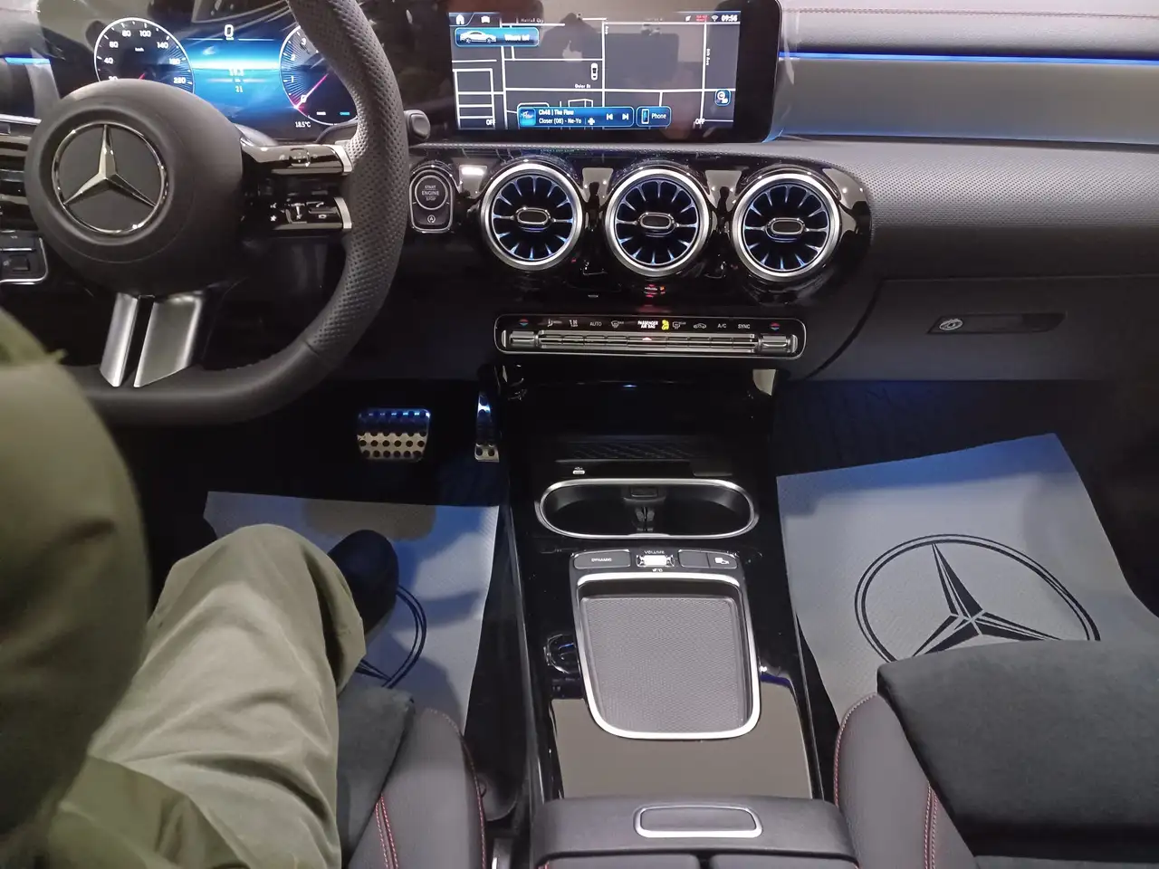 Mercedes-Benz CLA снимка Mercedes-Benz CLA