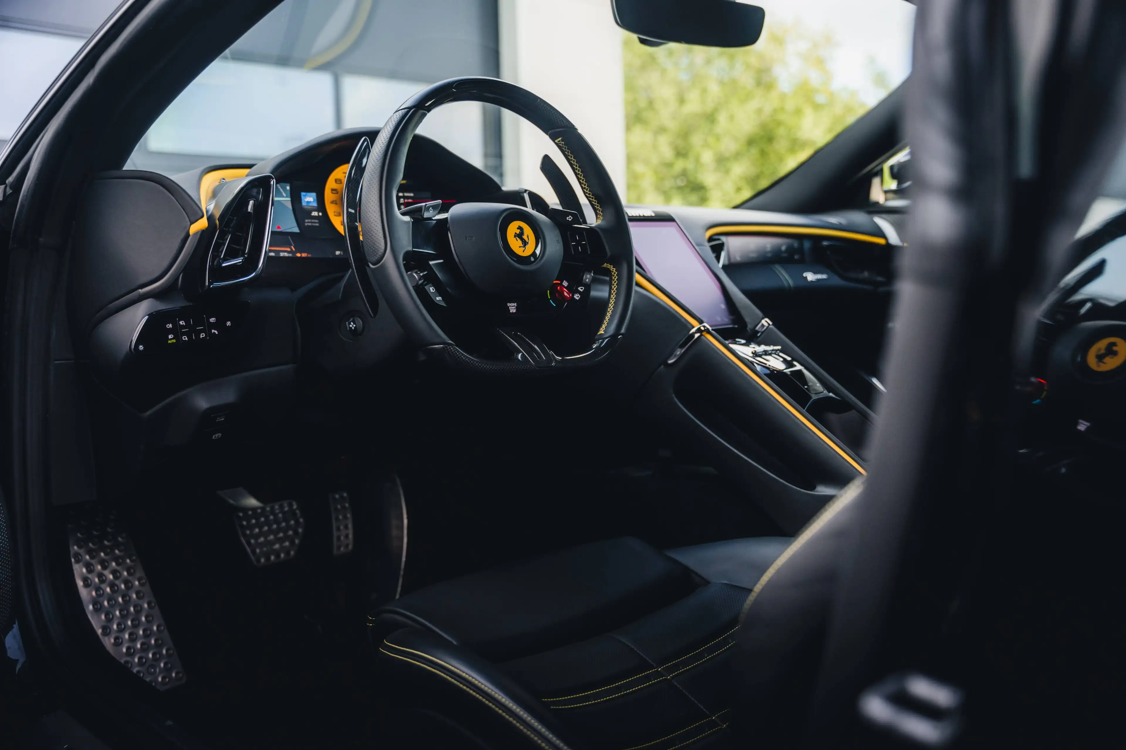 Ferrari Roma Nero DS / Carbon / Pass. Display / 20" — photo 11