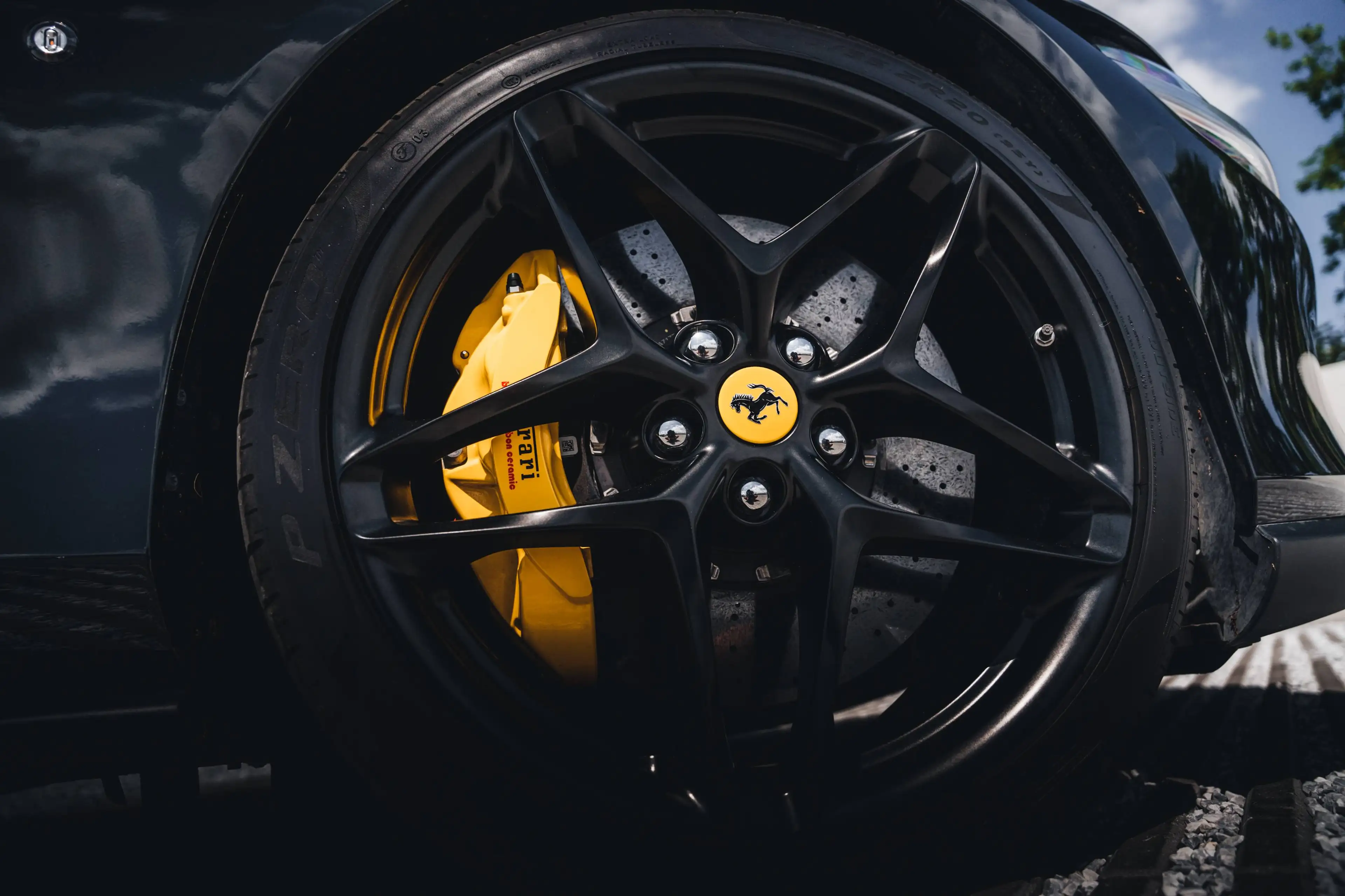 Ferrari Roma Nero DS / Carbon / Pass. Display / 20" — photo 10