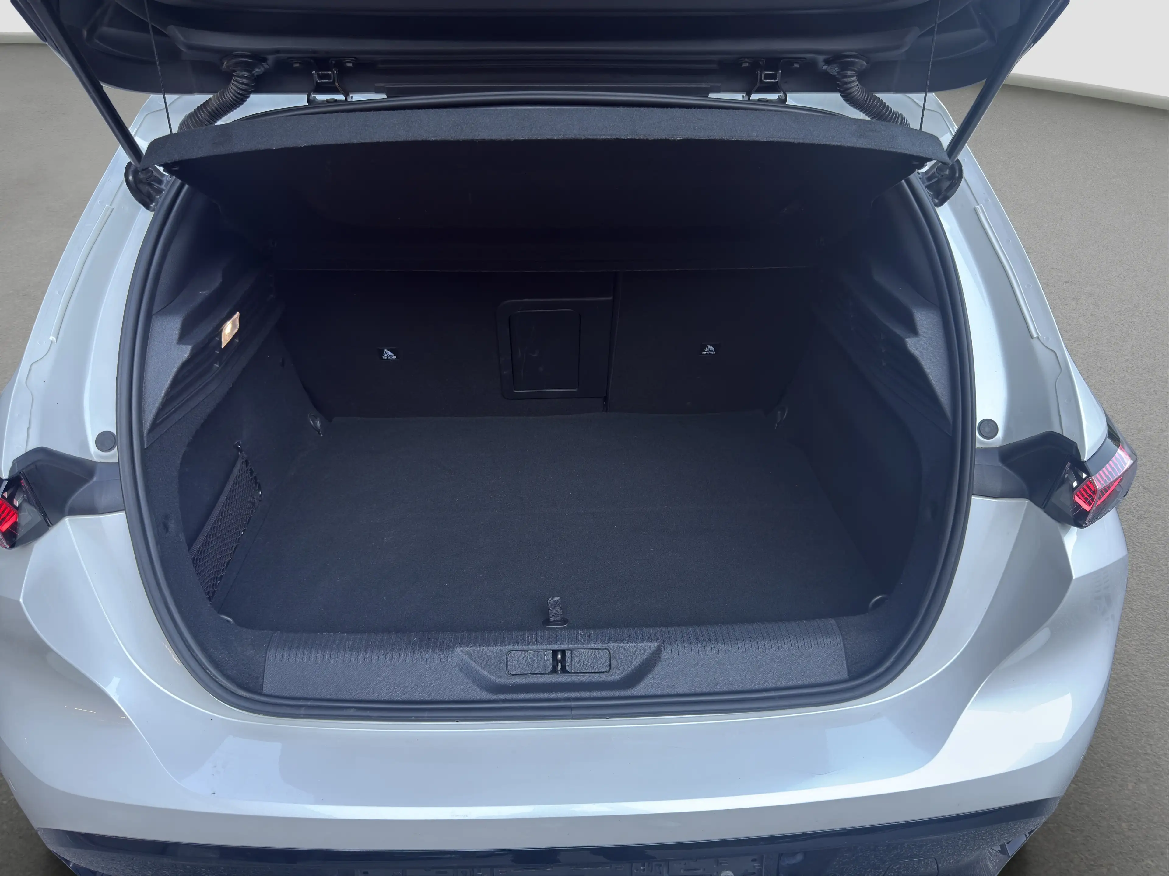 Peugeot 308 308 Hybrid GT180 e-EAT8 — photo 14