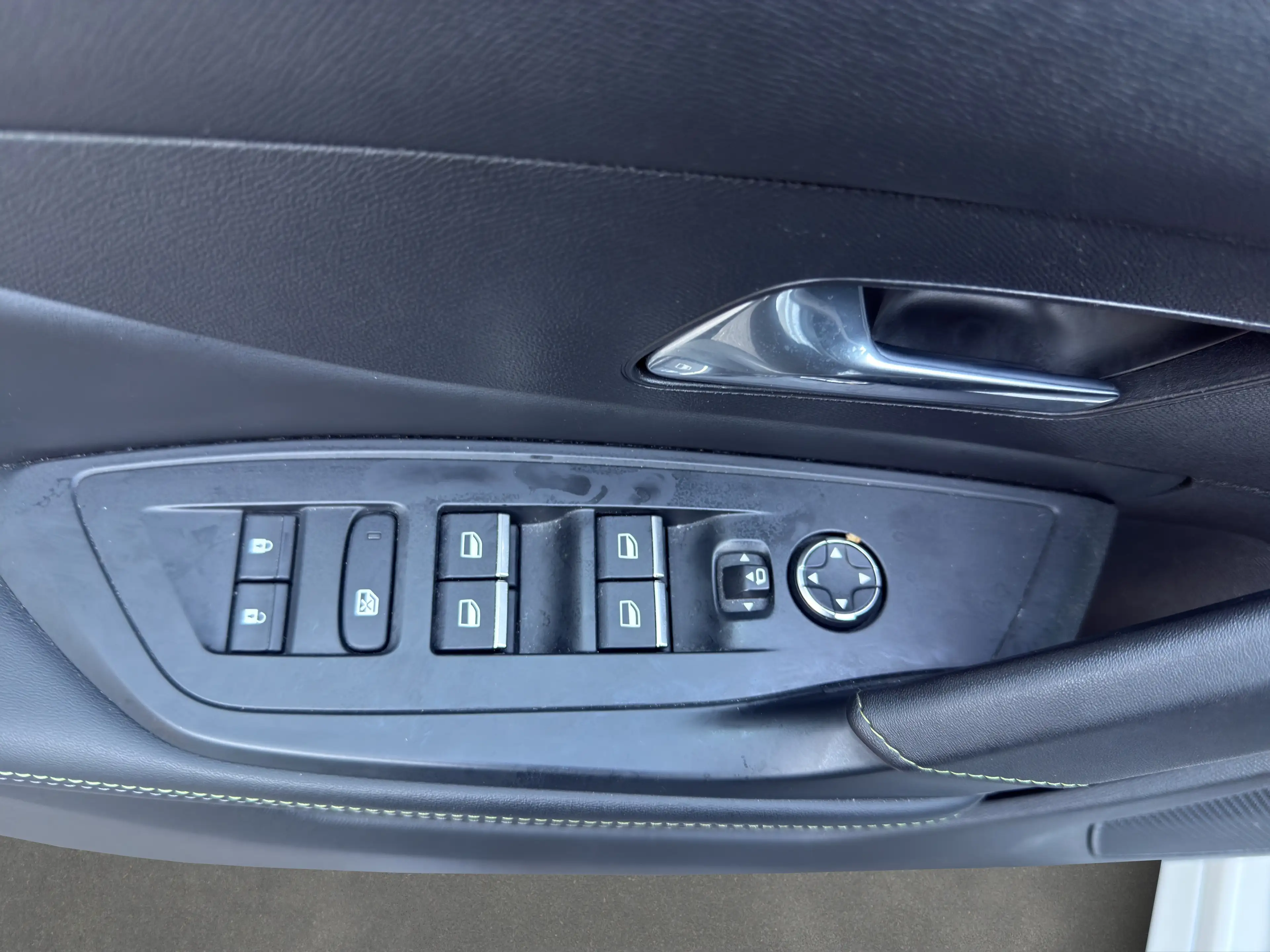 Peugeot 308 308 Hybrid GT180 e-EAT8 — photo 9
