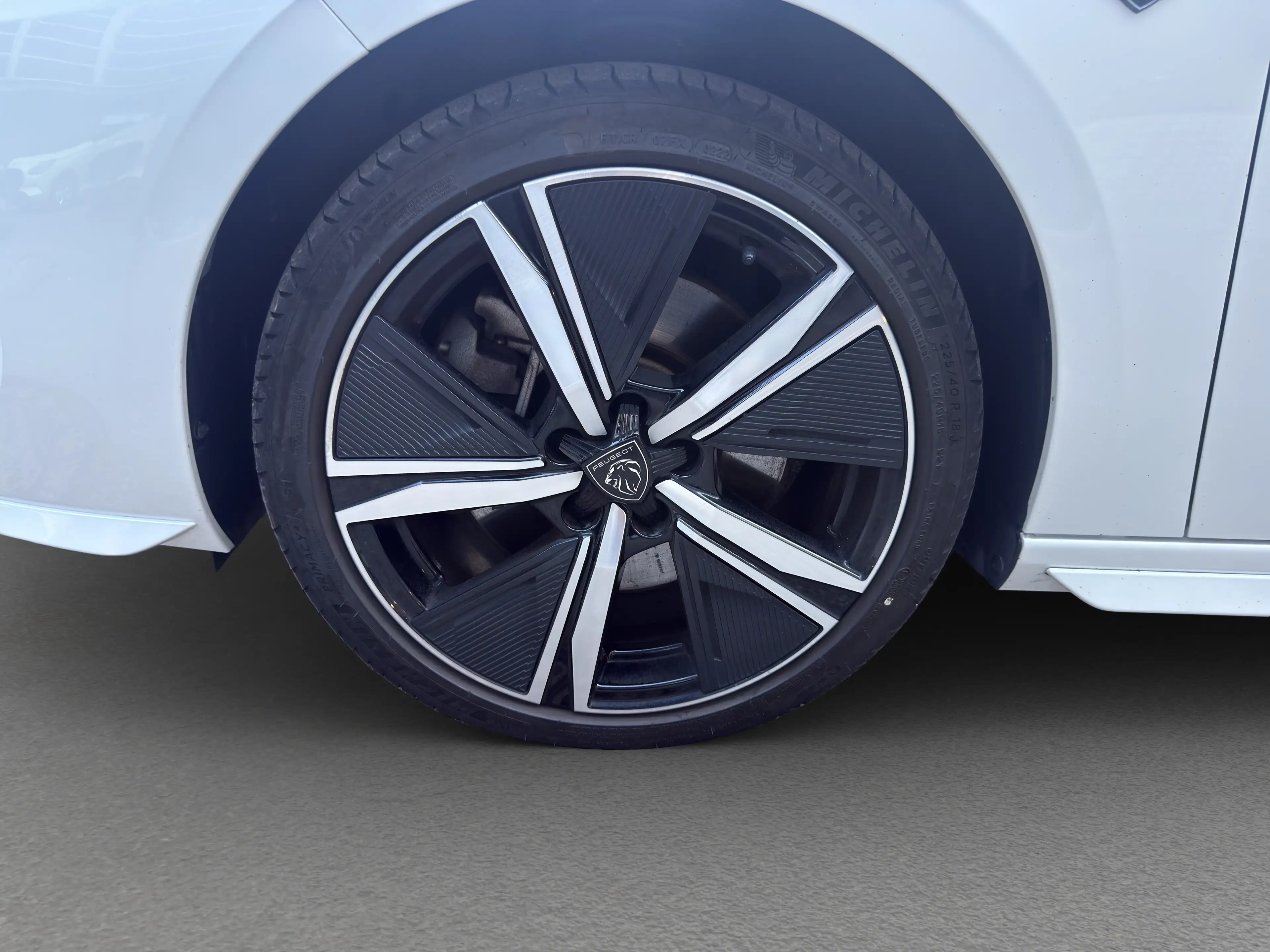 Peugeot 308 308 Hybrid GT180 e-EAT8 — photo 15