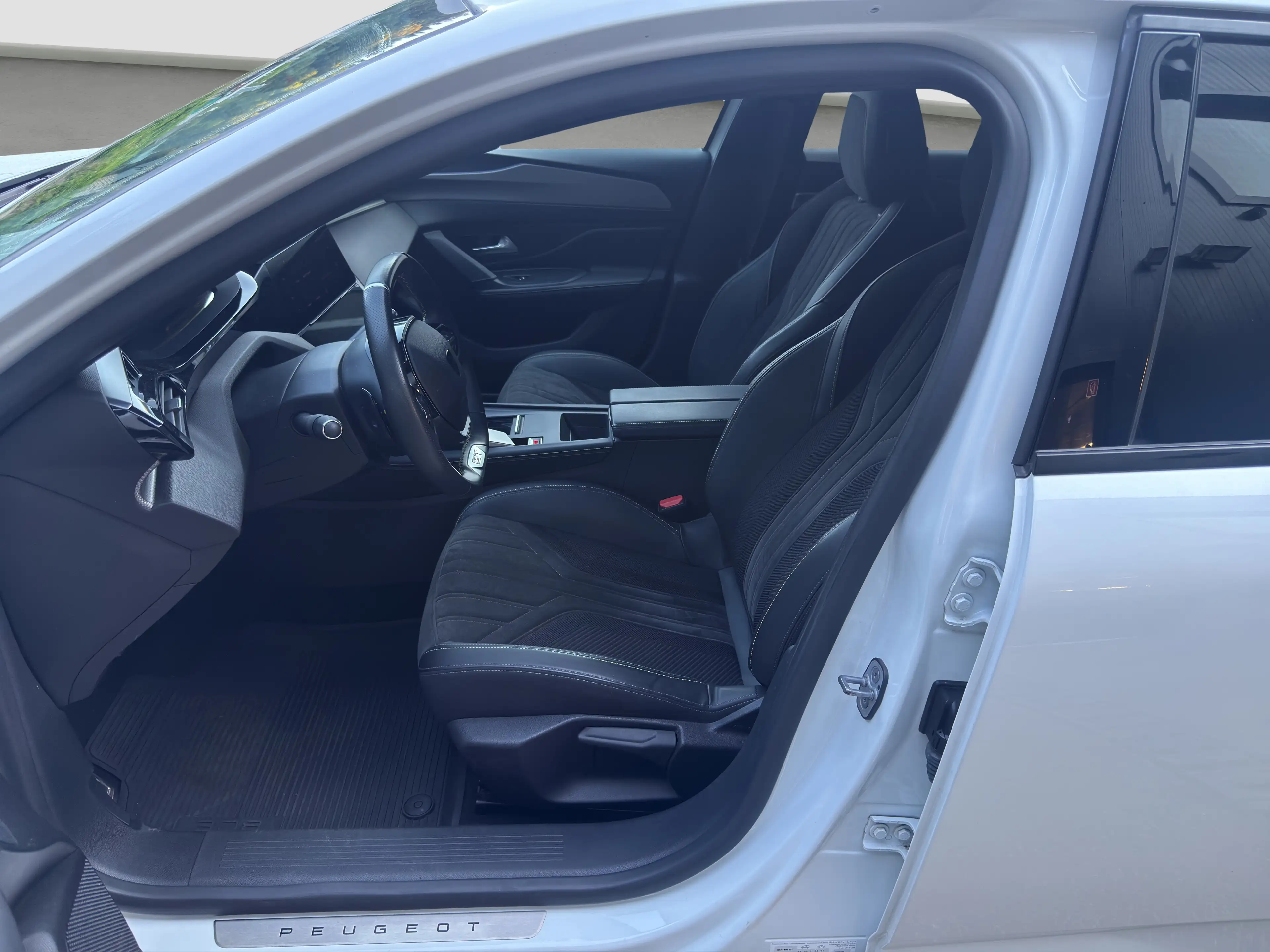 Peugeot 308 308 Hybrid GT180 e-EAT8 — photo 6