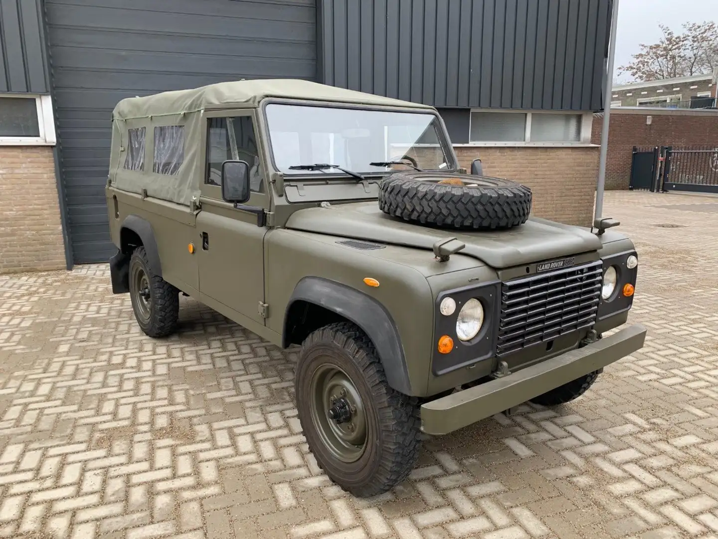 Land Rover Defender Defender 110 One Ten 2.25 benzine / Petrol Zelená - 2