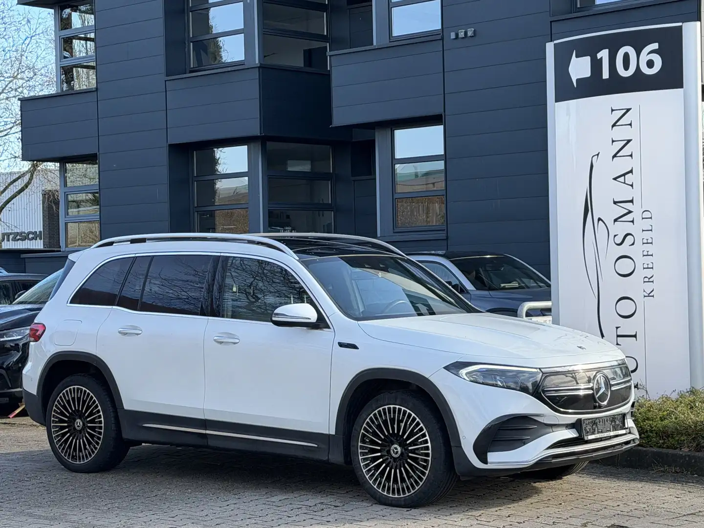 Mercedes-Benz EQB 350 4Matic AMG Line   7-SITZER   PANO Blanc - 1