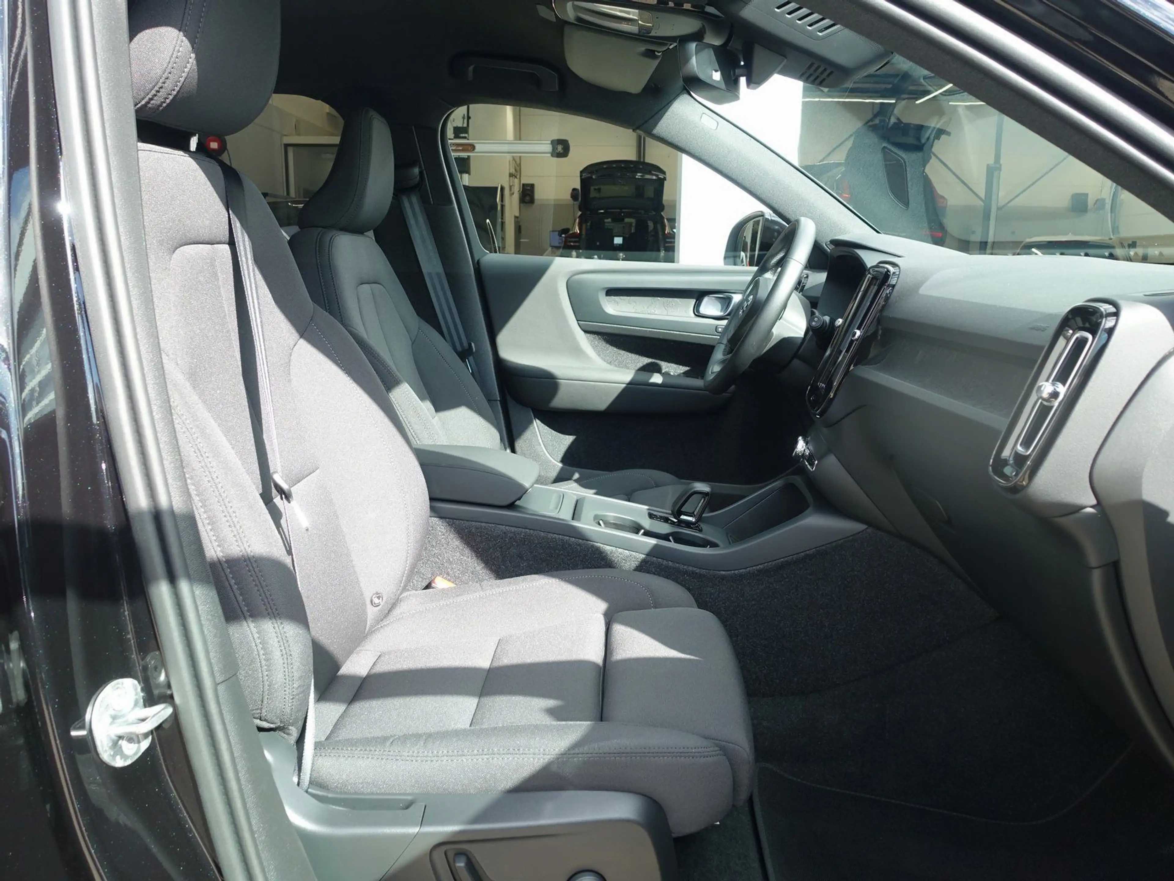 Volvo EX40 Black Edition Plus Single Motor Extended — photo 10