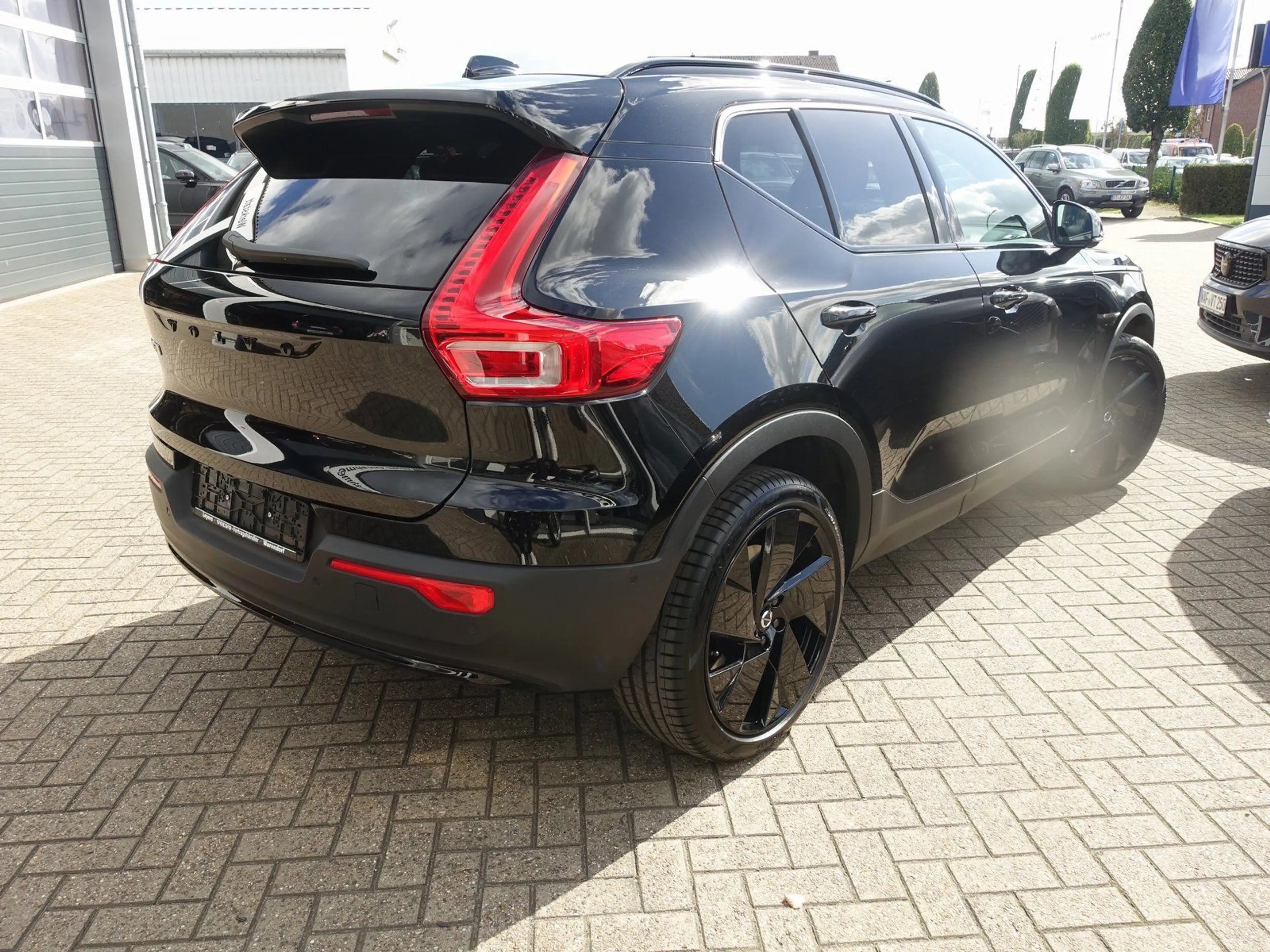 Volvo EX40 Black Edition Plus Single Motor Extended — photo 2