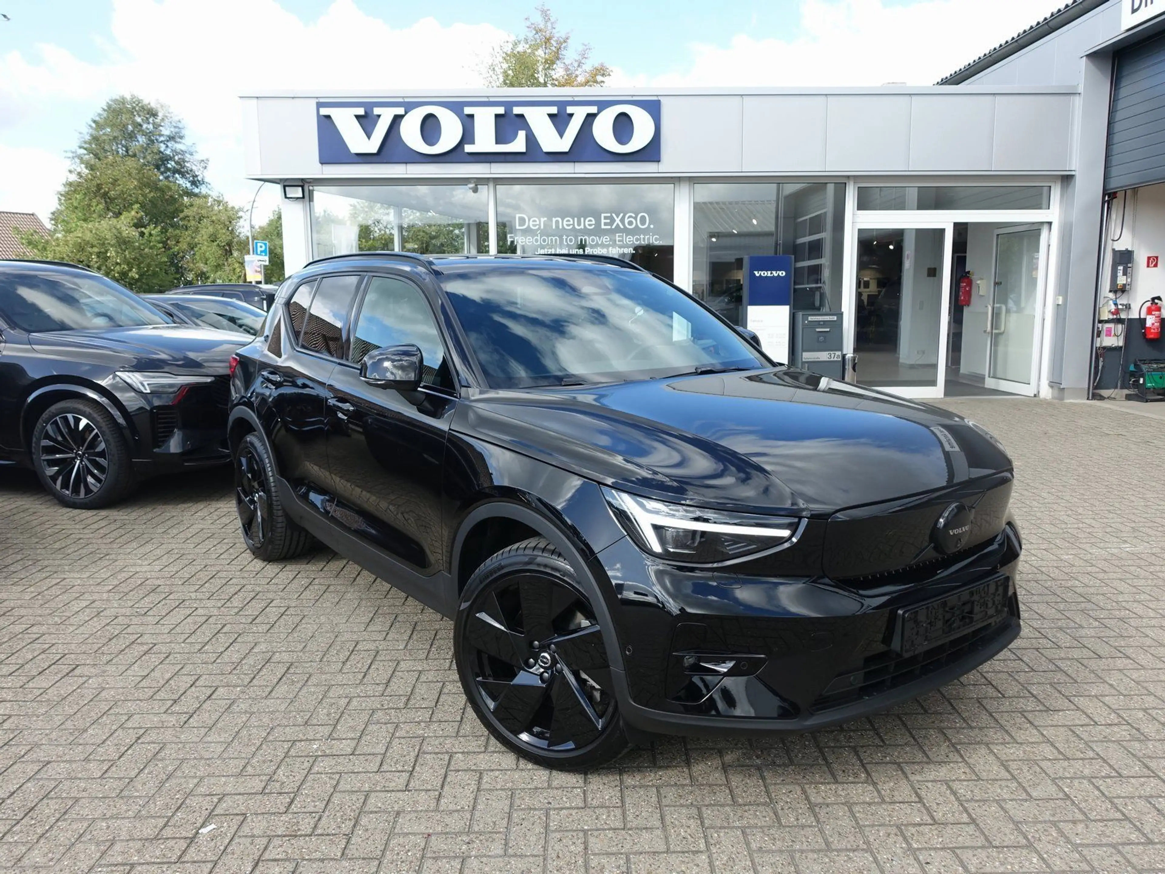 Volvo EX40 Black Edition Plus Single Motor Extended — photo 3