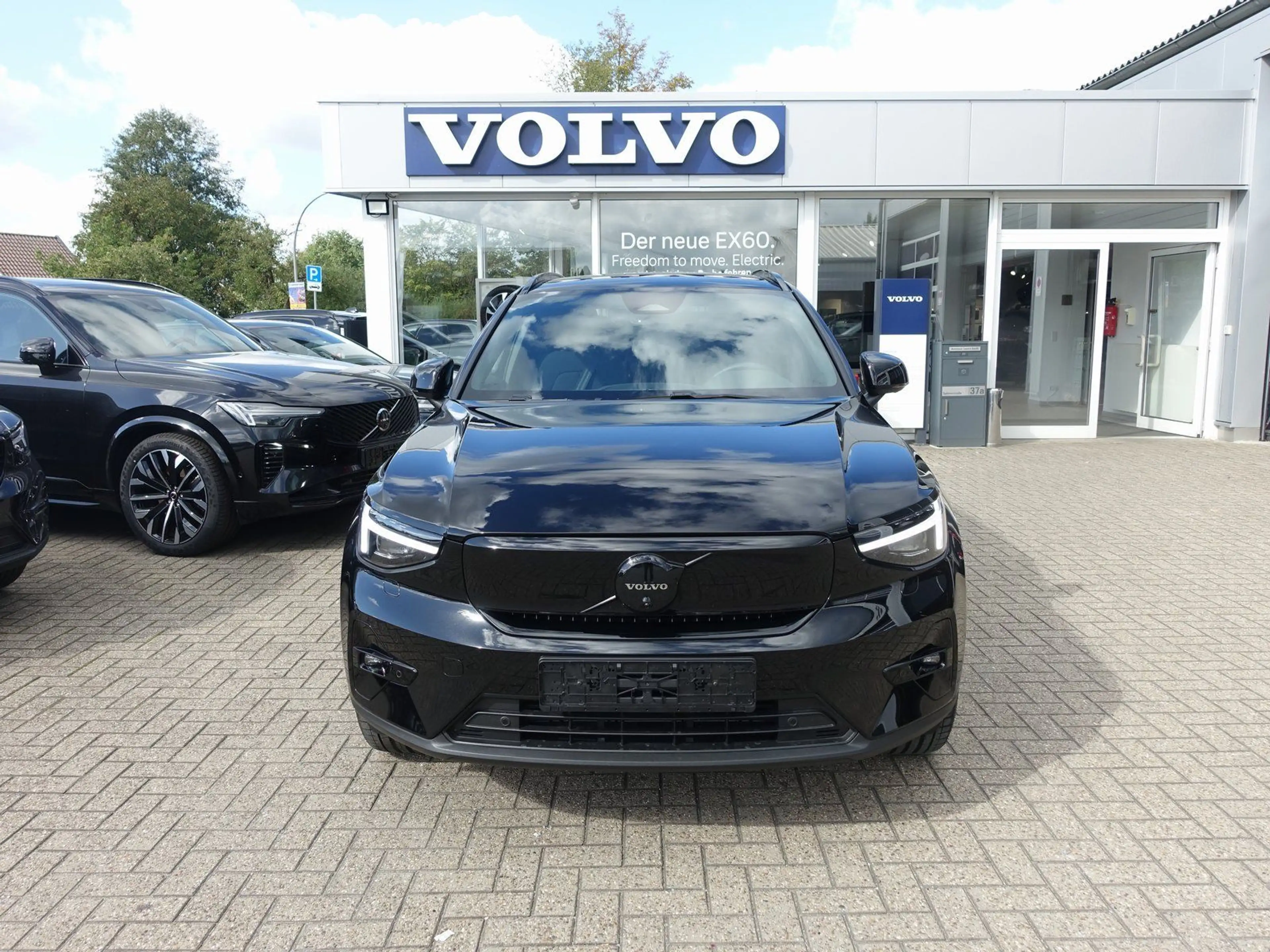 Volvo EX40 Black Edition Plus Single Motor Extended — photo 5