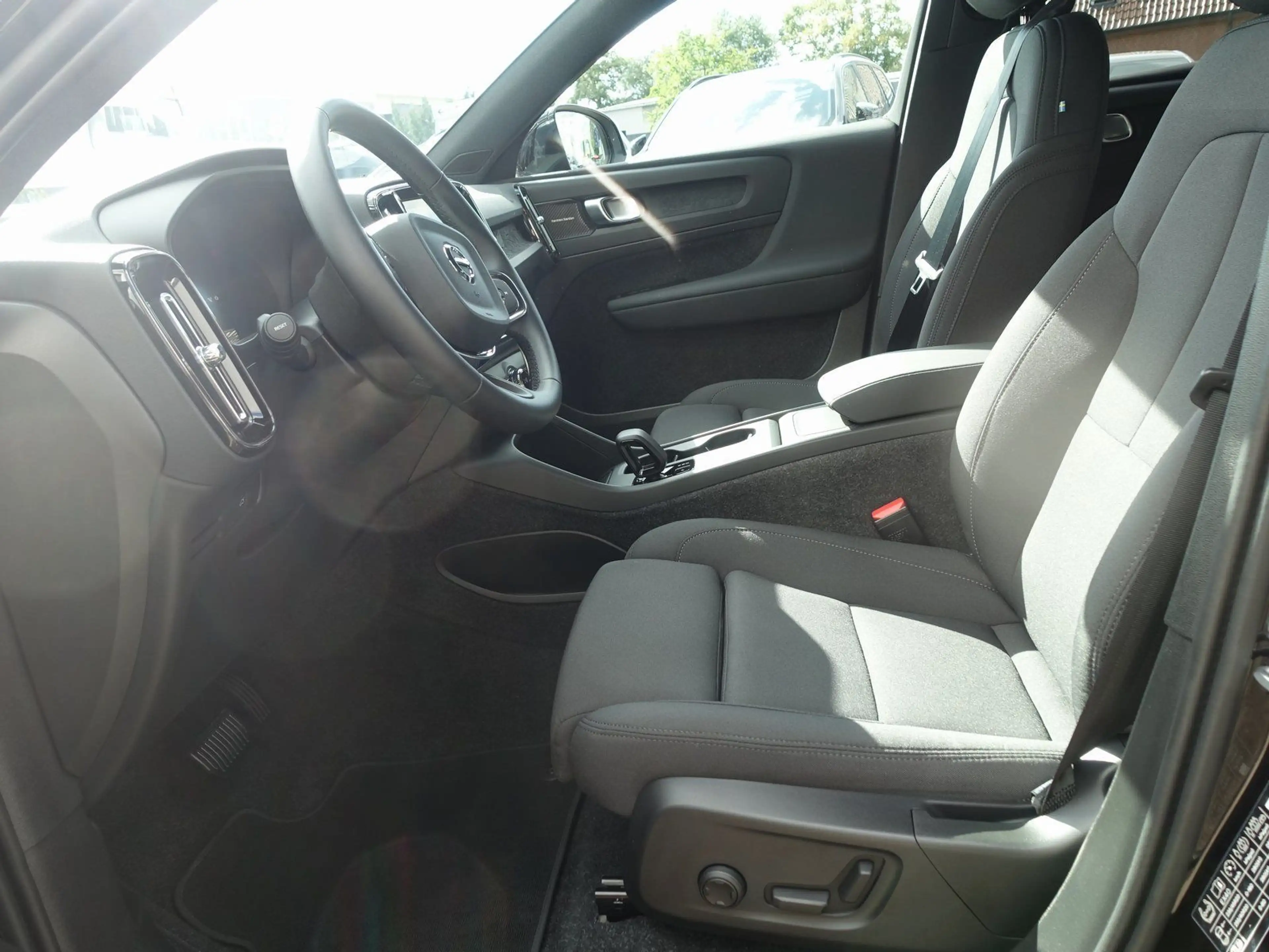 Volvo EX40 Black Edition Plus Single Motor Extended — photo 9
