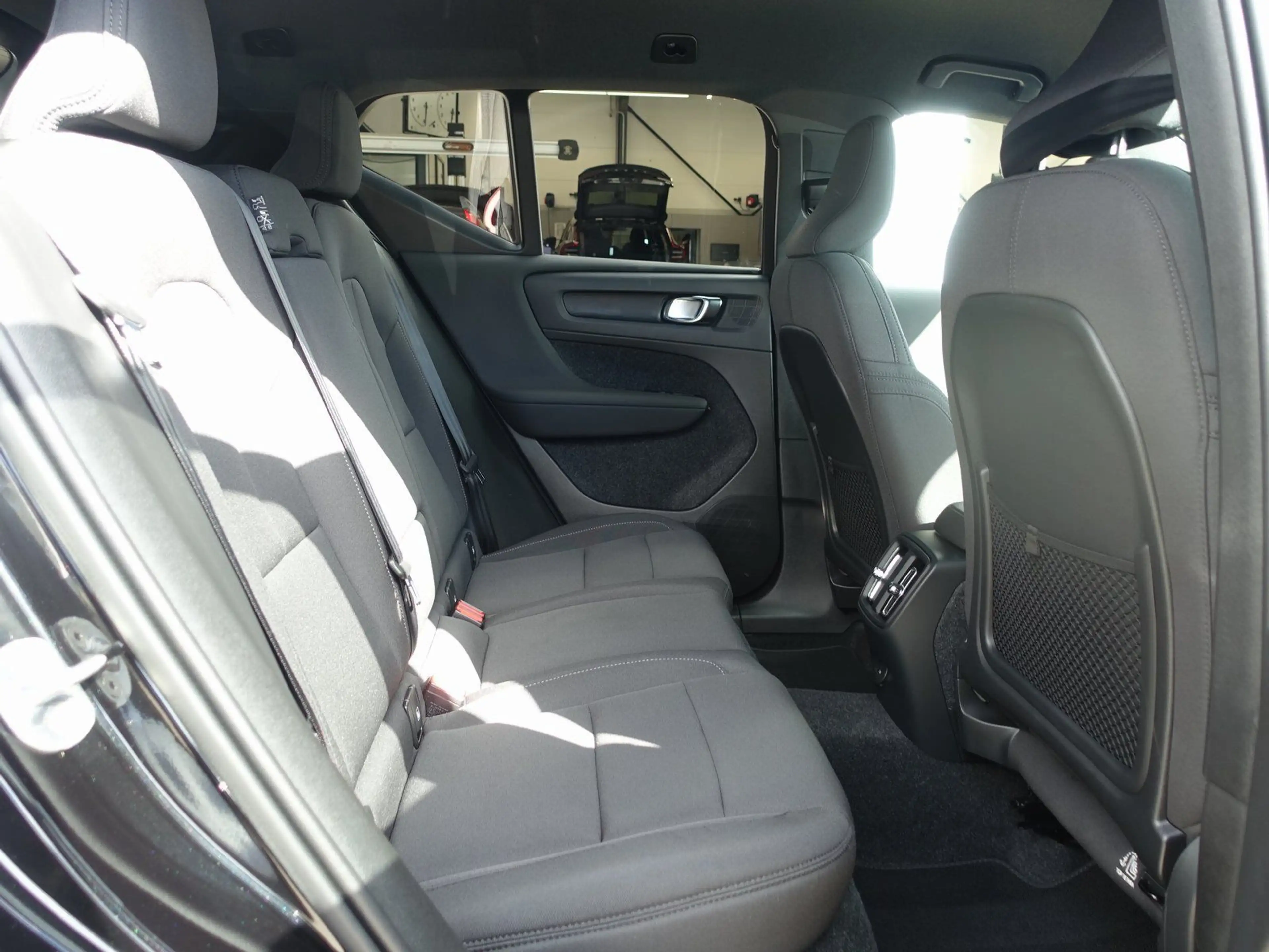 Volvo EX40 Black Edition Plus Single Motor Extended — photo 11