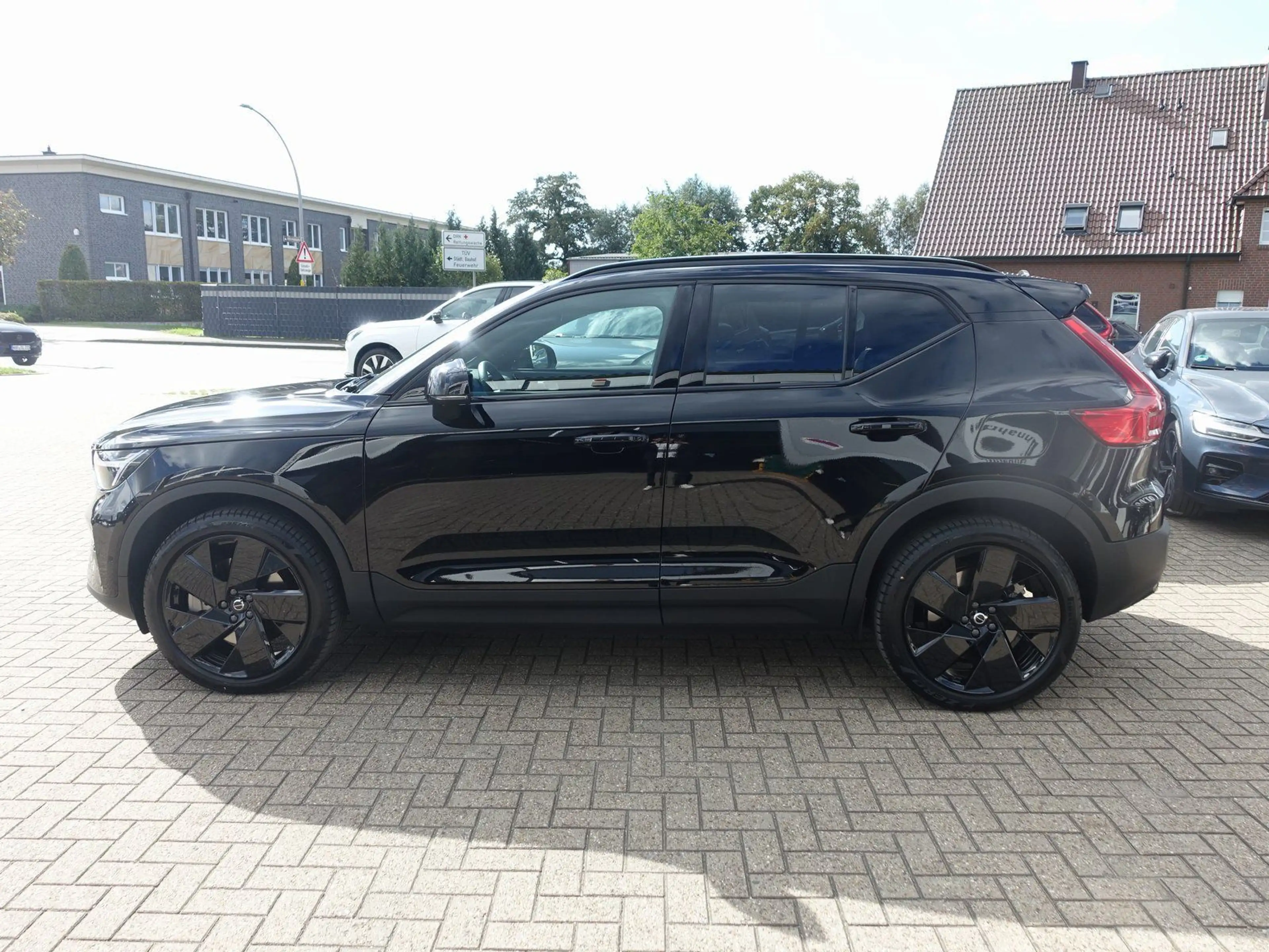 Volvo EX40 Black Edition Plus Single Motor Extended — photo 7