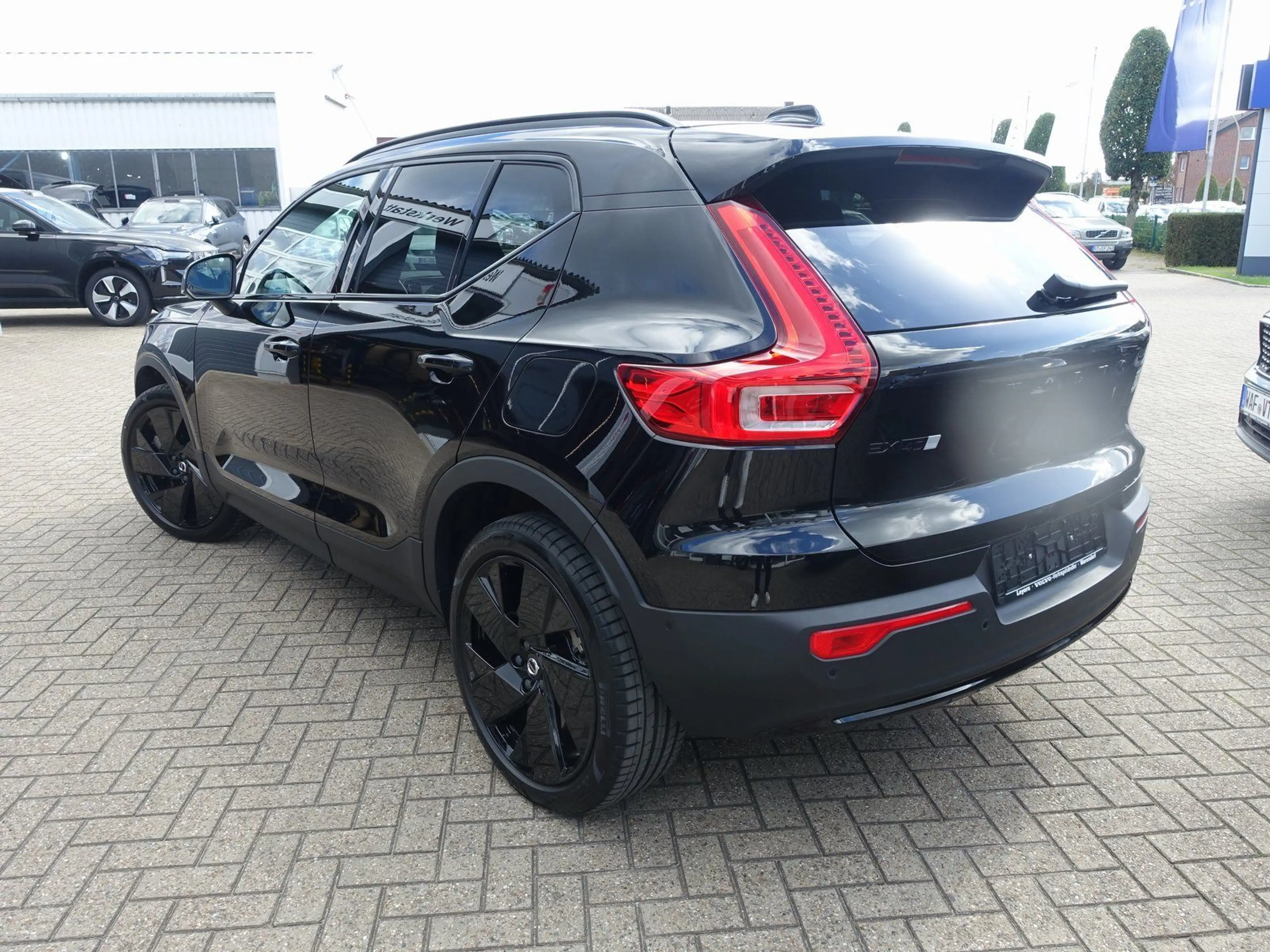 Volvo EX40 Black Edition Plus Single Motor Extended — photo 4