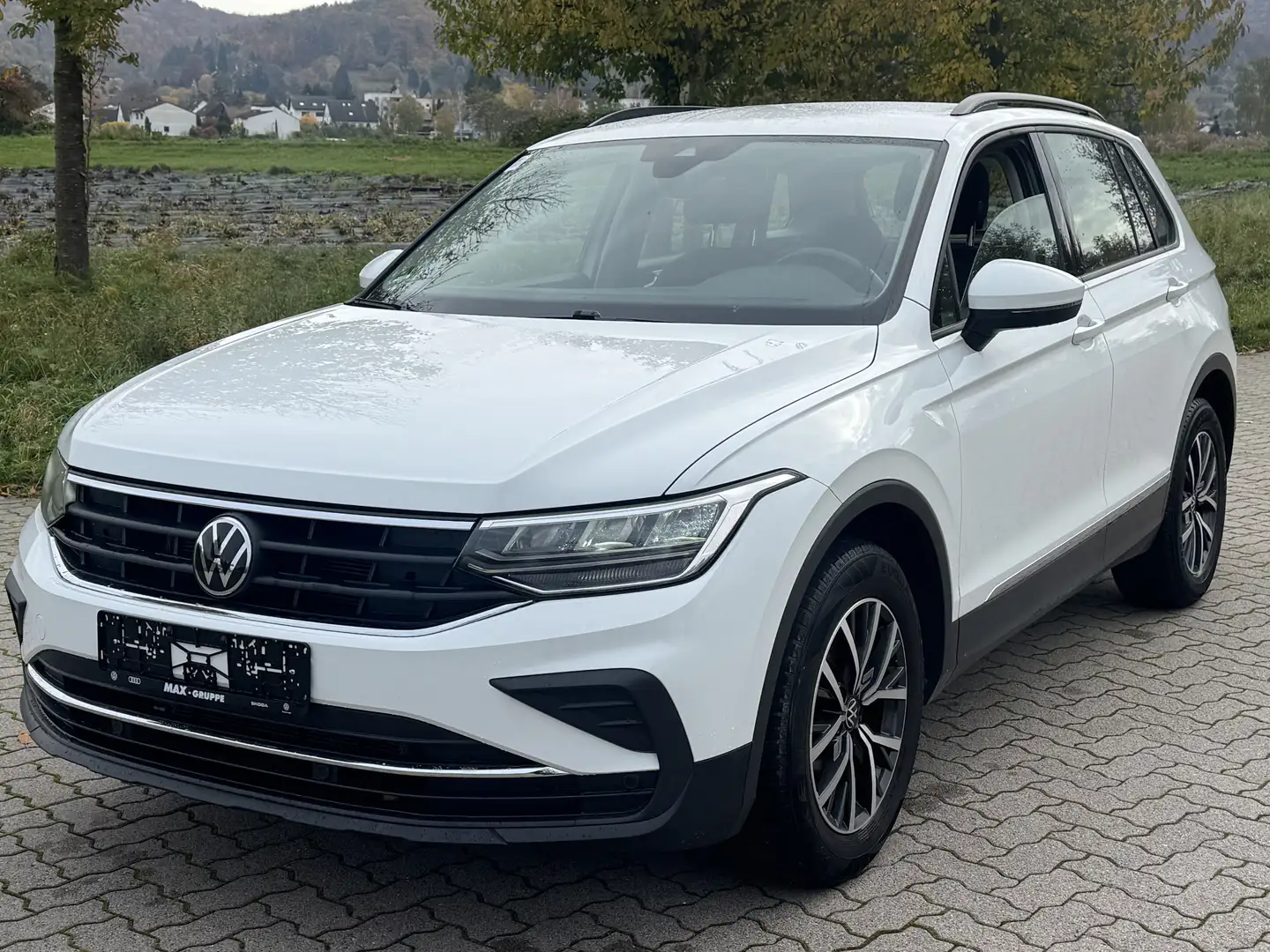 Volkswagen Tiguan Life AHK Automatik - 2
