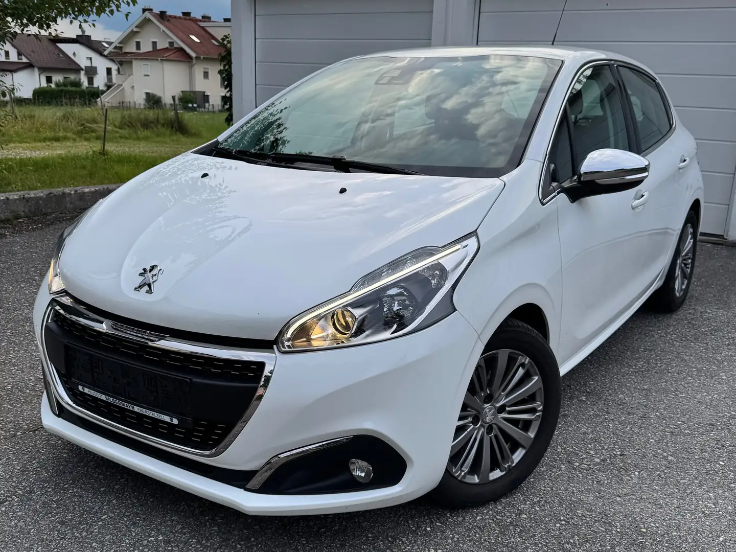 Peugeot 208 1,2 - Top-Ausstattung, jährliche Service Weiß - 1