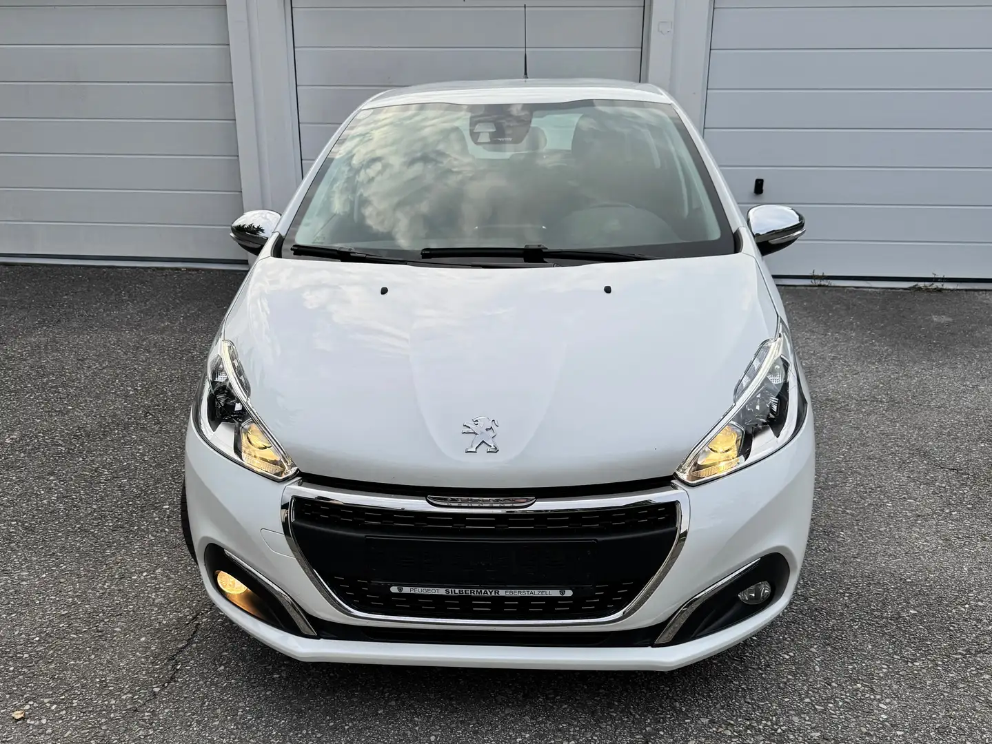 Peugeot 208 1,2 - Top-Ausstattung, jährliche Service Weiß - 2