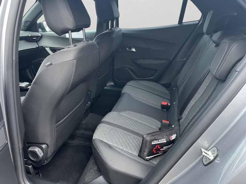 Peugeot 2008 Allure PureTech 130 EAT8 — photo 15