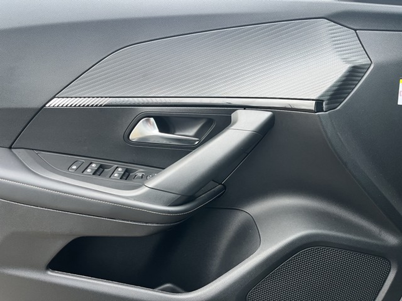 Peugeot 2008 Allure PureTech 130 EAT8 — photo 14