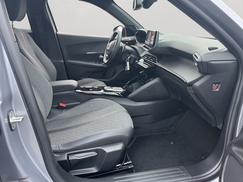 Peugeot 2008 Allure PureTech 130 EAT8 — photo 9