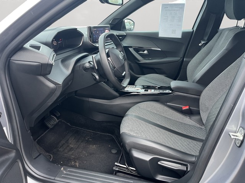 Peugeot 2008 Allure PureTech 130 EAT8 — photo 8