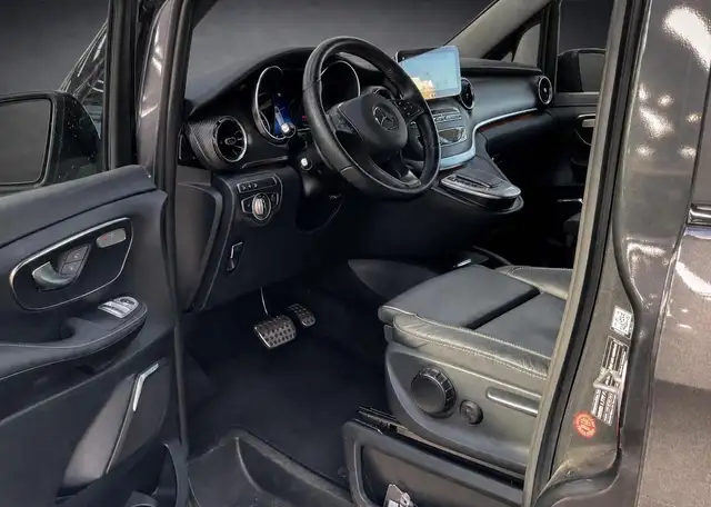 Mercedes-Benz V 300 view 4