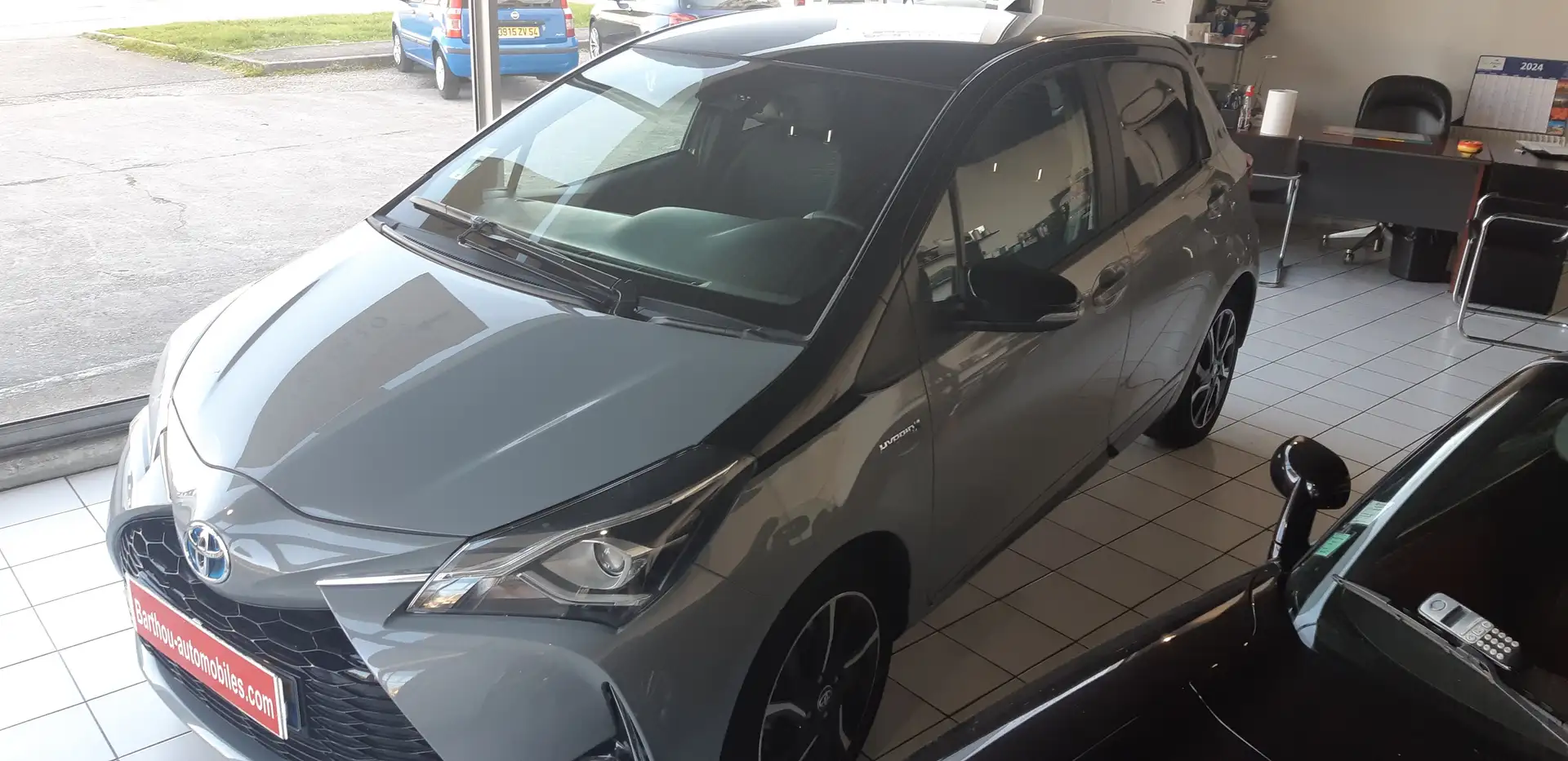 Toyota Yaris Hybride 100h Collection Gris - 2