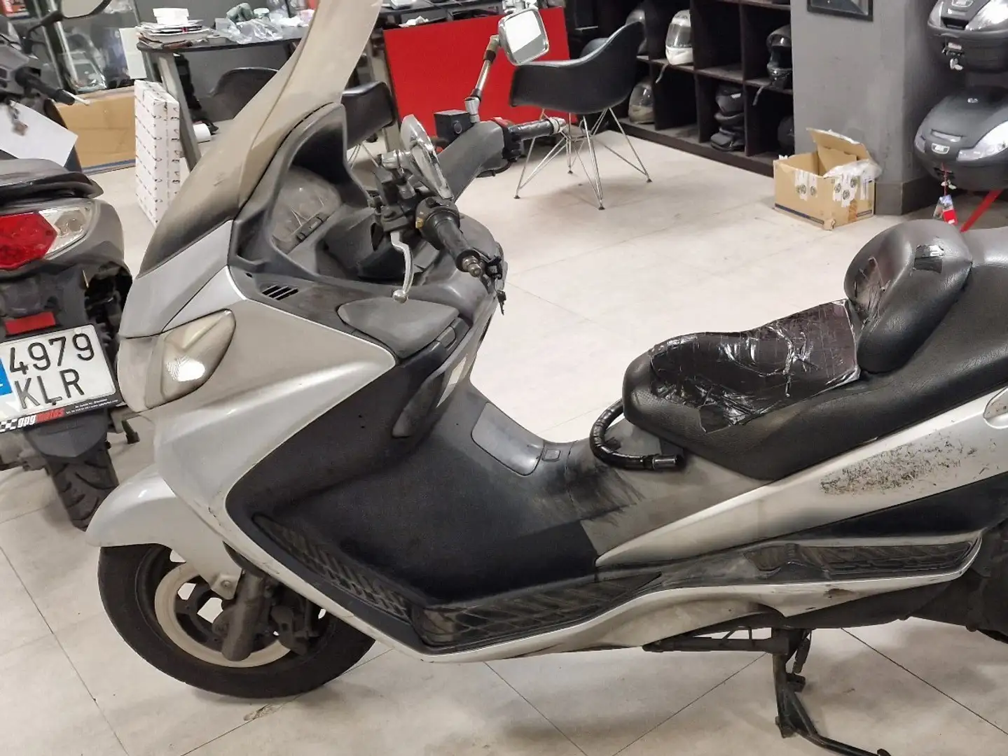 Suzuki Burgman 400 Silber - 2