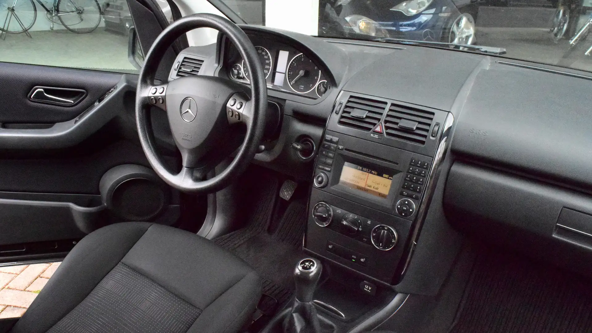 Mercedes-Benz A 160 BLUEEFFICIENCY "FACELIFT" BLUETOOTH SITZHEIZUNG Noir - 2