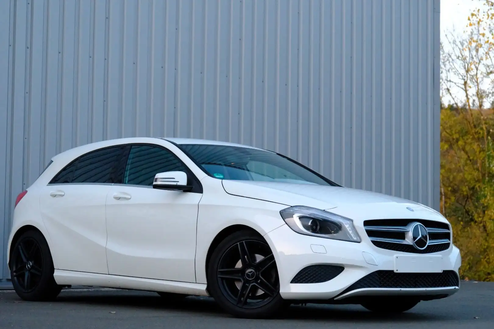 Mercedes-Benz A 180 BlueEfficiency Urban/Aut./wenig km/Navi Weiß - 1