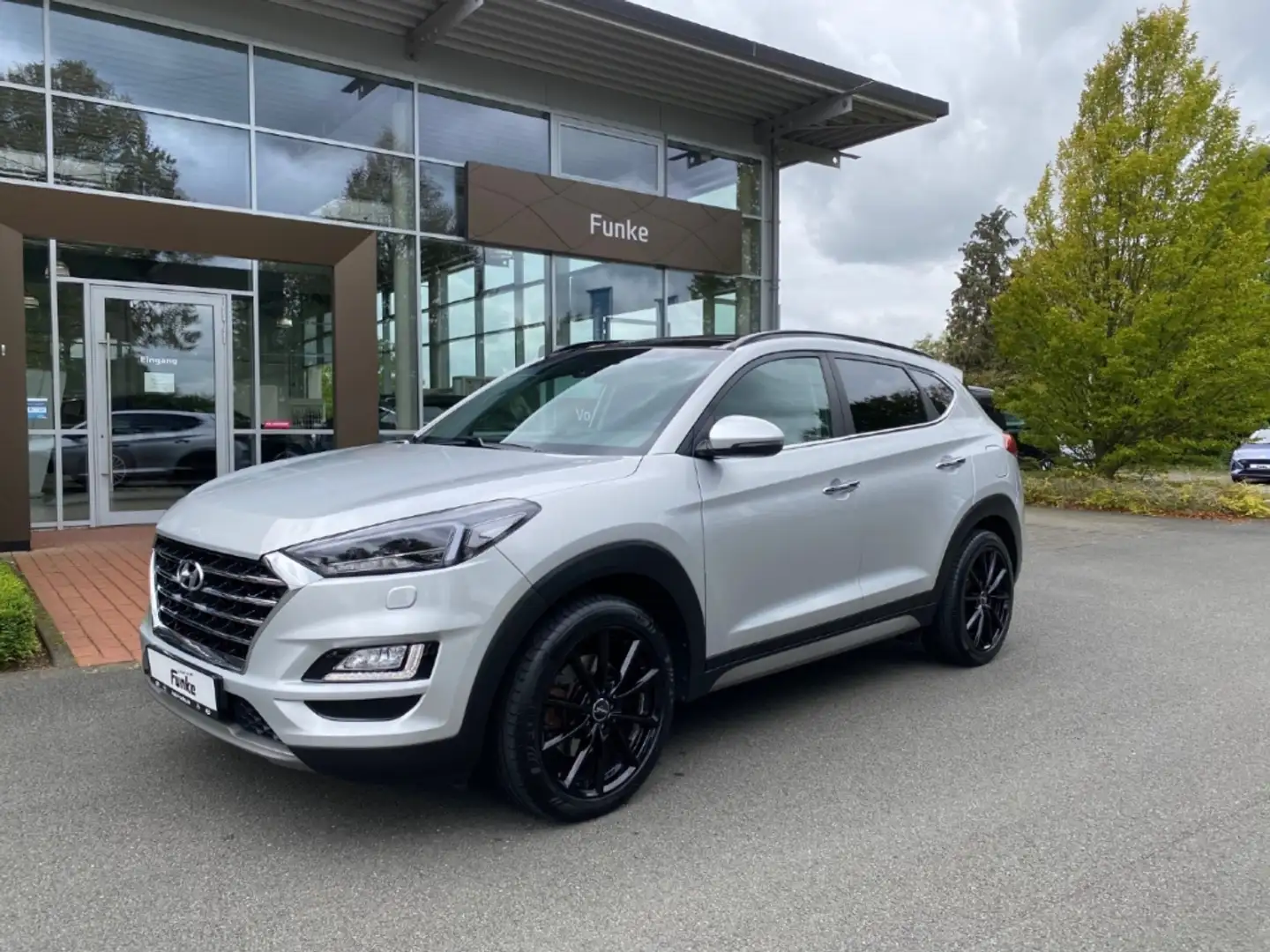 Hyundai TUCSON Premium 4WD AT 1.6 EU6d-T El. Panodach Navi Sounds Silber - 1