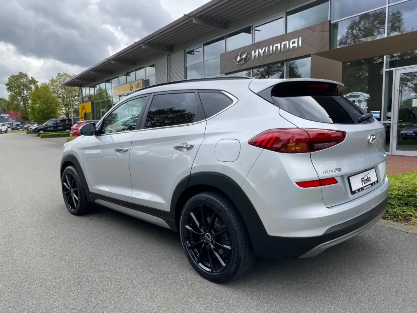 Hyundai TUCSON Premium 4WD AT 1.6 EU6d-T El. Panodach Navi Sounds Silber - 2
