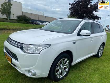Mitsubishi Outlander 2014 * 2.0 PHEV Instyle+ * LMV * AUTOMAAT * NAVI *