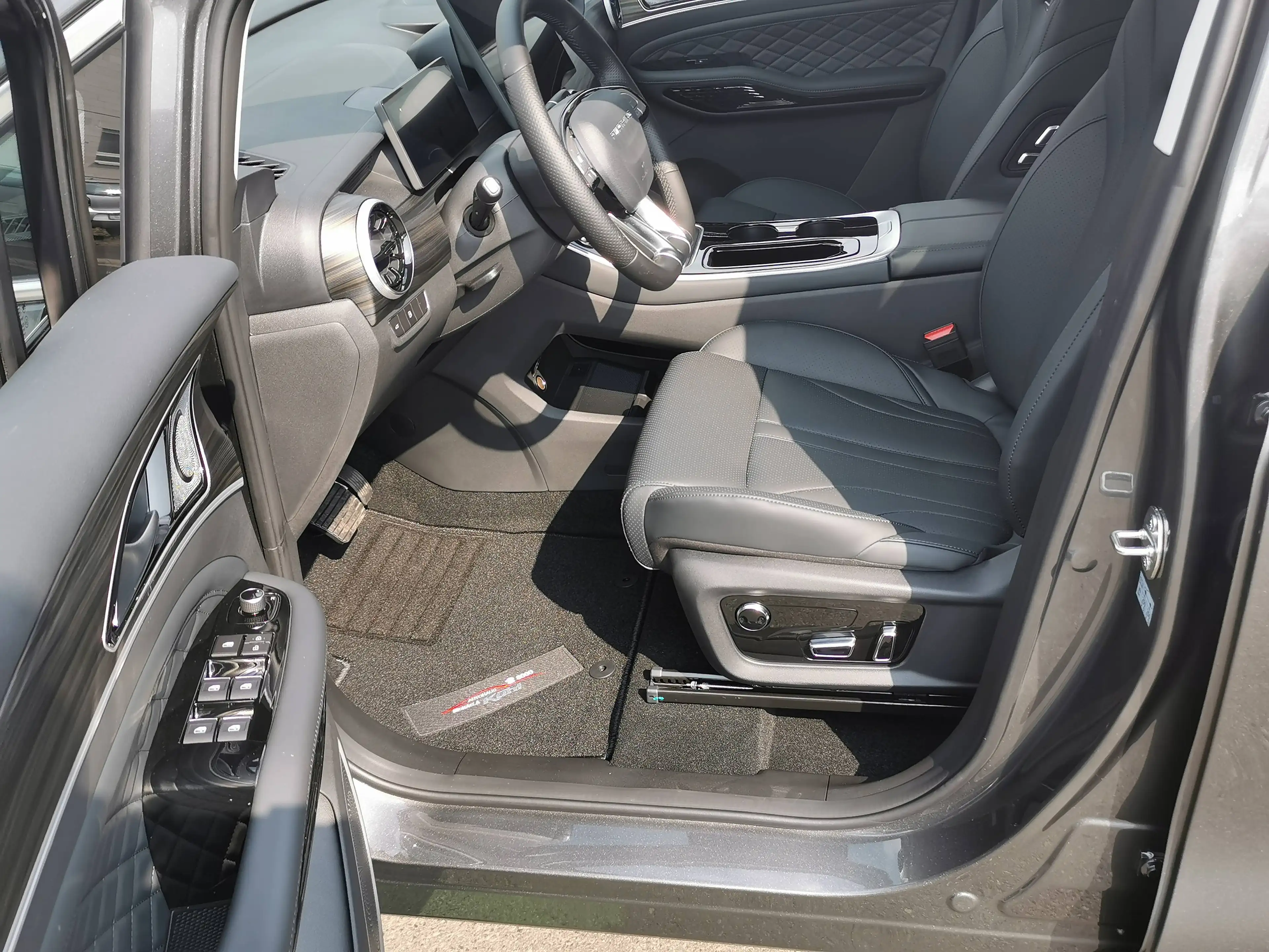 DFM Forthing 4 DFM Forthing 4 PHEV  7 Sitzer - 3 Jahre Garantie — photo 10