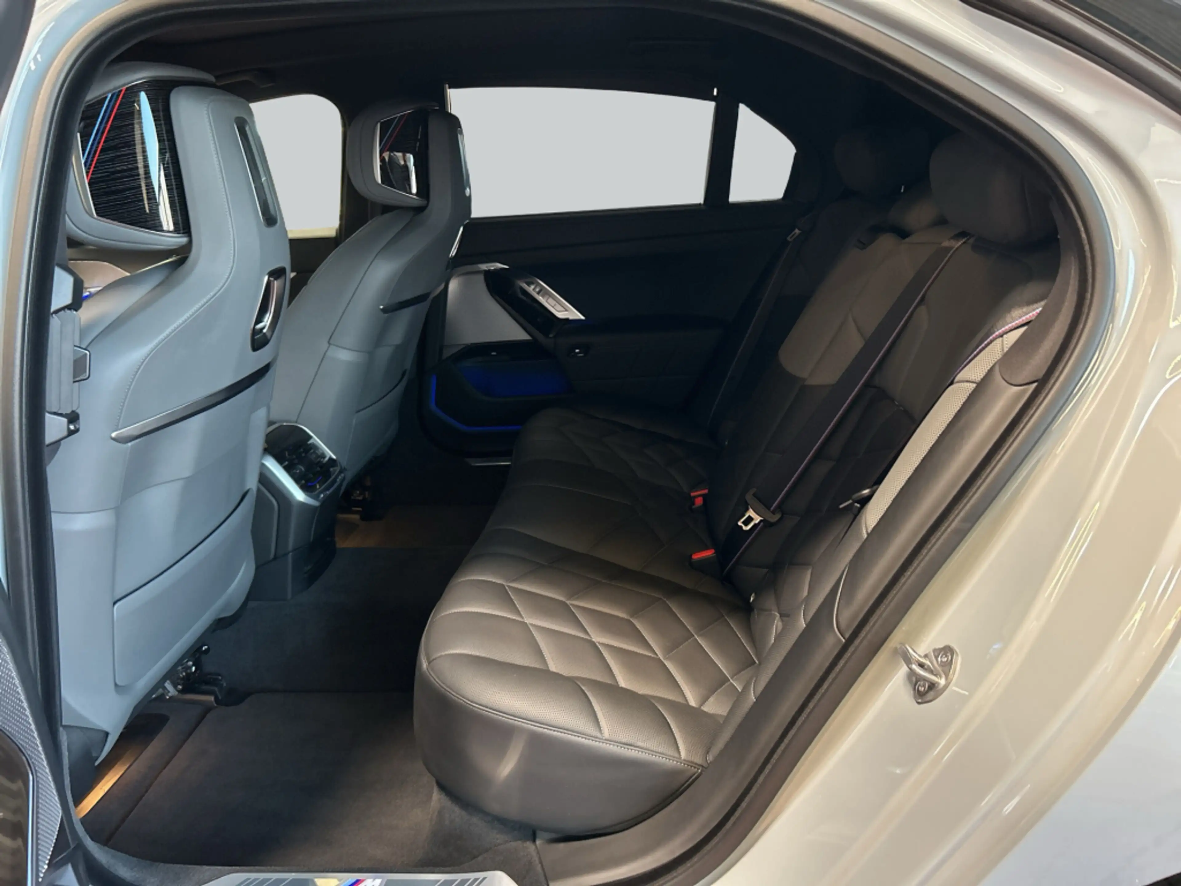 BMW i7 eDrive50, Panoramadach, MSport — photo 12