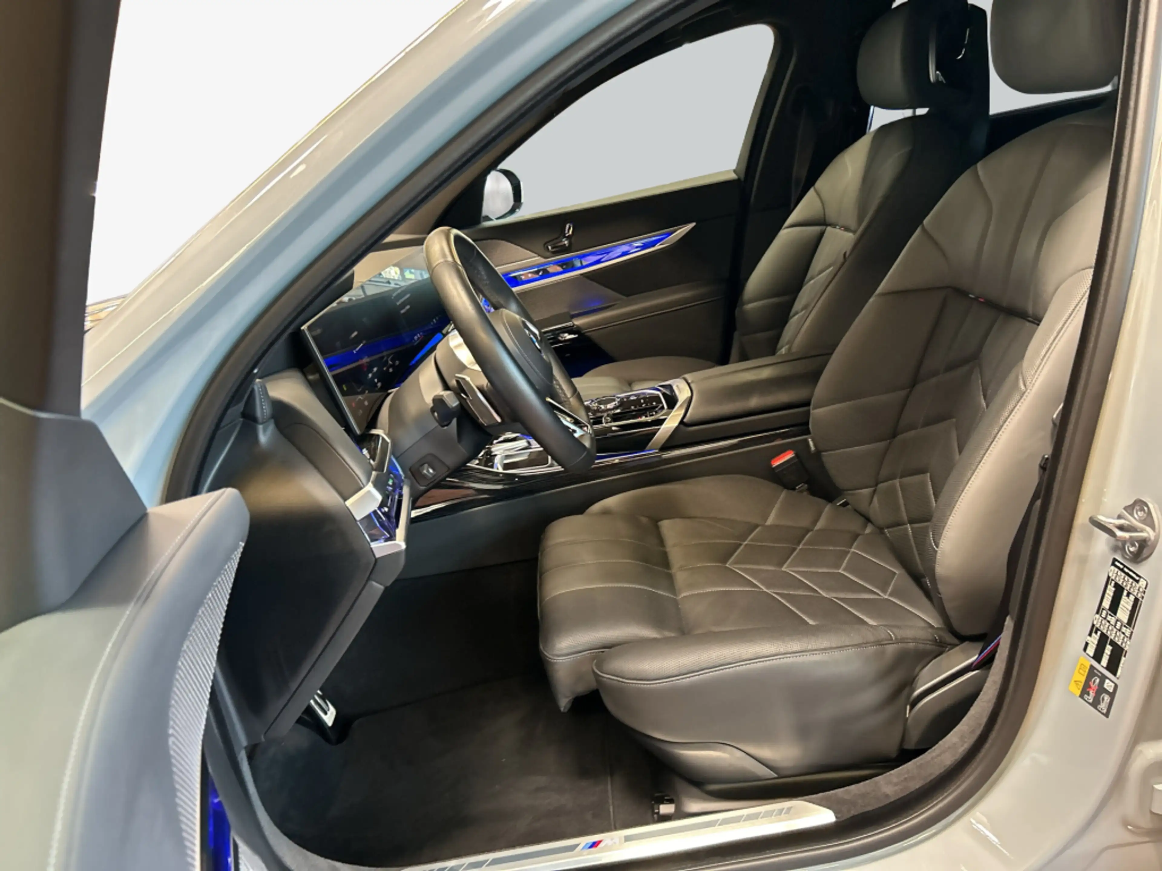 BMW i7 eDrive50, Panoramadach, MSport — photo 11