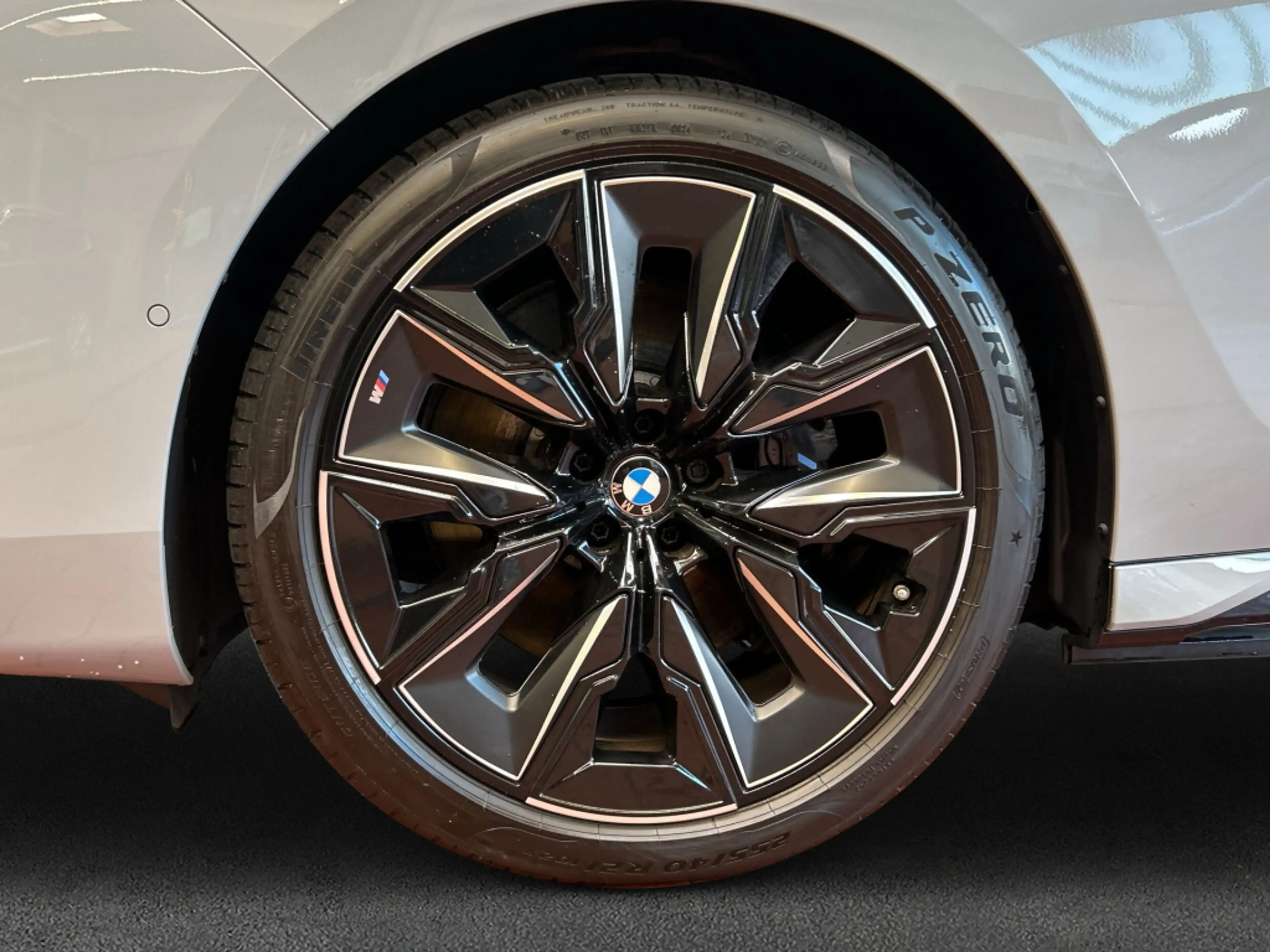 BMW i7 eDrive50, Panoramadach, MSport — photo 8