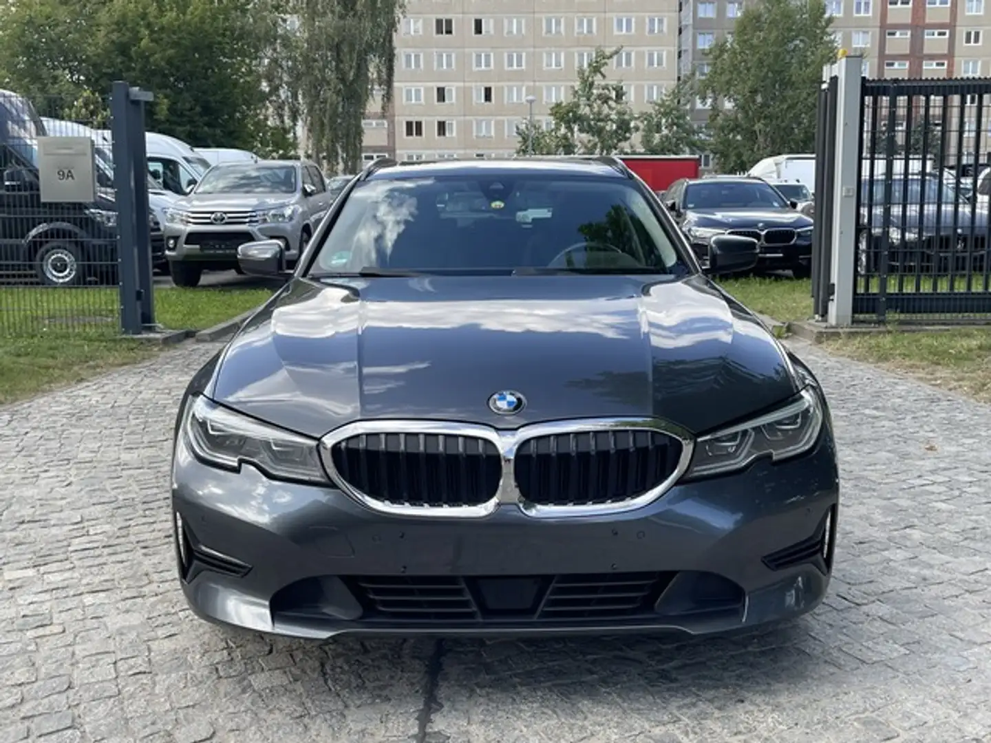 BMW 320 320d M Sport Line *Panorama*DisplayKey*Standhzg* Grau - 2