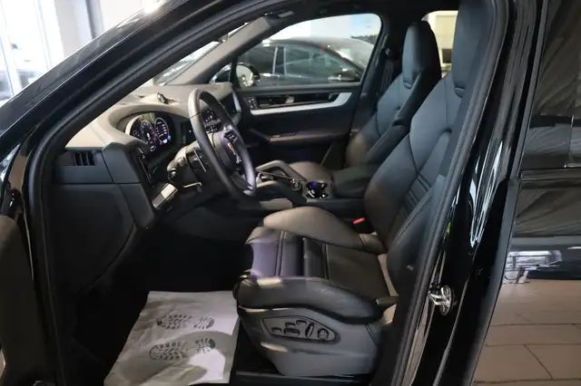 Porsche Cayenne view 12