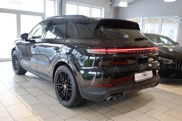 Porsche Cayenne view 3