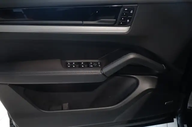 Porsche Cayenne view 10