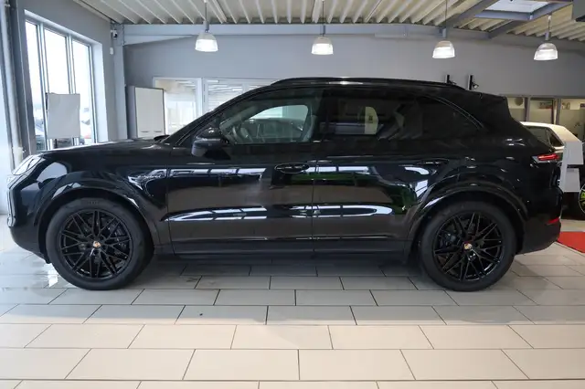 Porsche Cayenne view 2