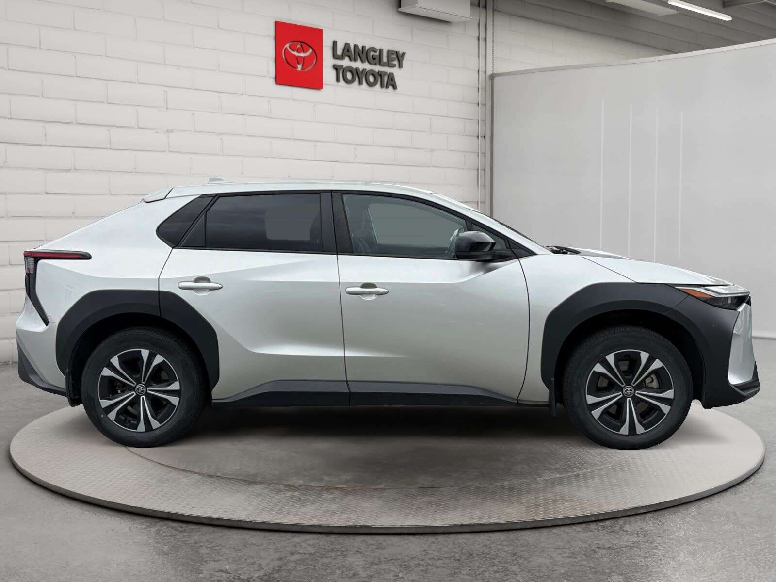 2023 Toyota bZ4X LE; FULLY ELECTRIC!! HEATED SEATS/WHEEL, CLIND SPO — снимка 1