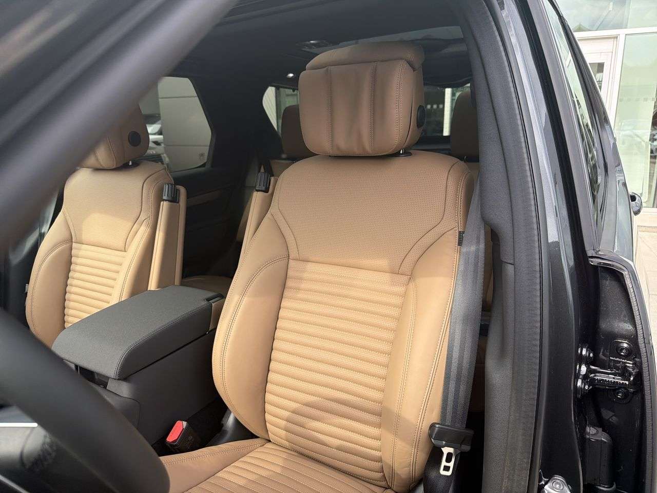 2026 Land Rover Discovery P300 Dynamic SE thumb 8