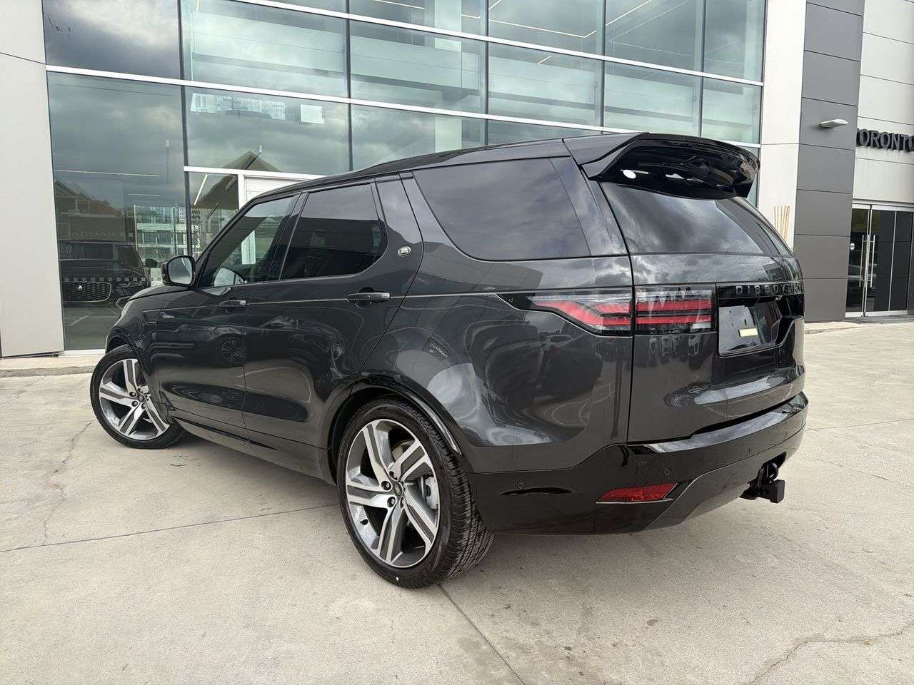 2026 Land Rover Discovery P300 Dynamic SE thumb 6