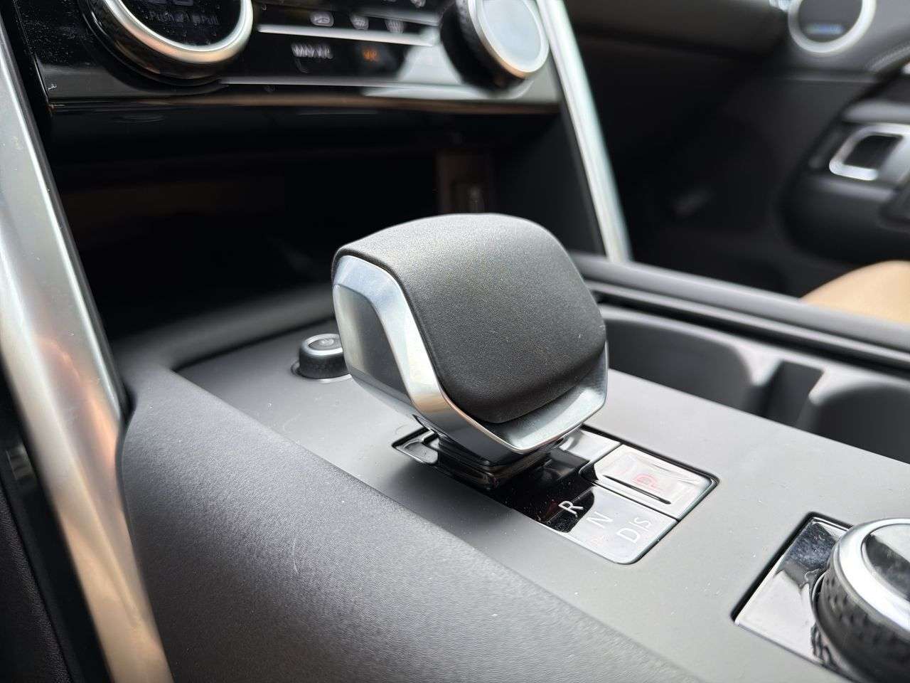2026 Land Rover Discovery P300 Dynamic SE thumb 17