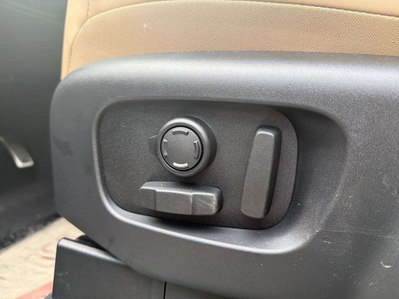 2026 Land Rover Discovery P300 Dynamic SE thumb 9