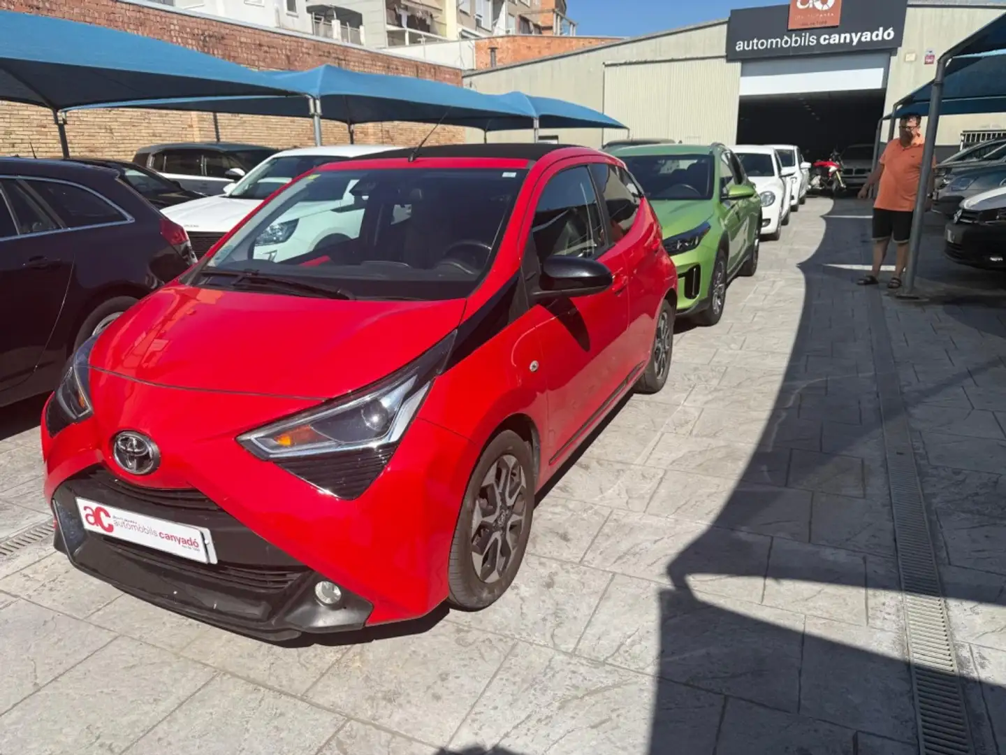 Toyota Aygo 70 x-clusiv Rojo - 1