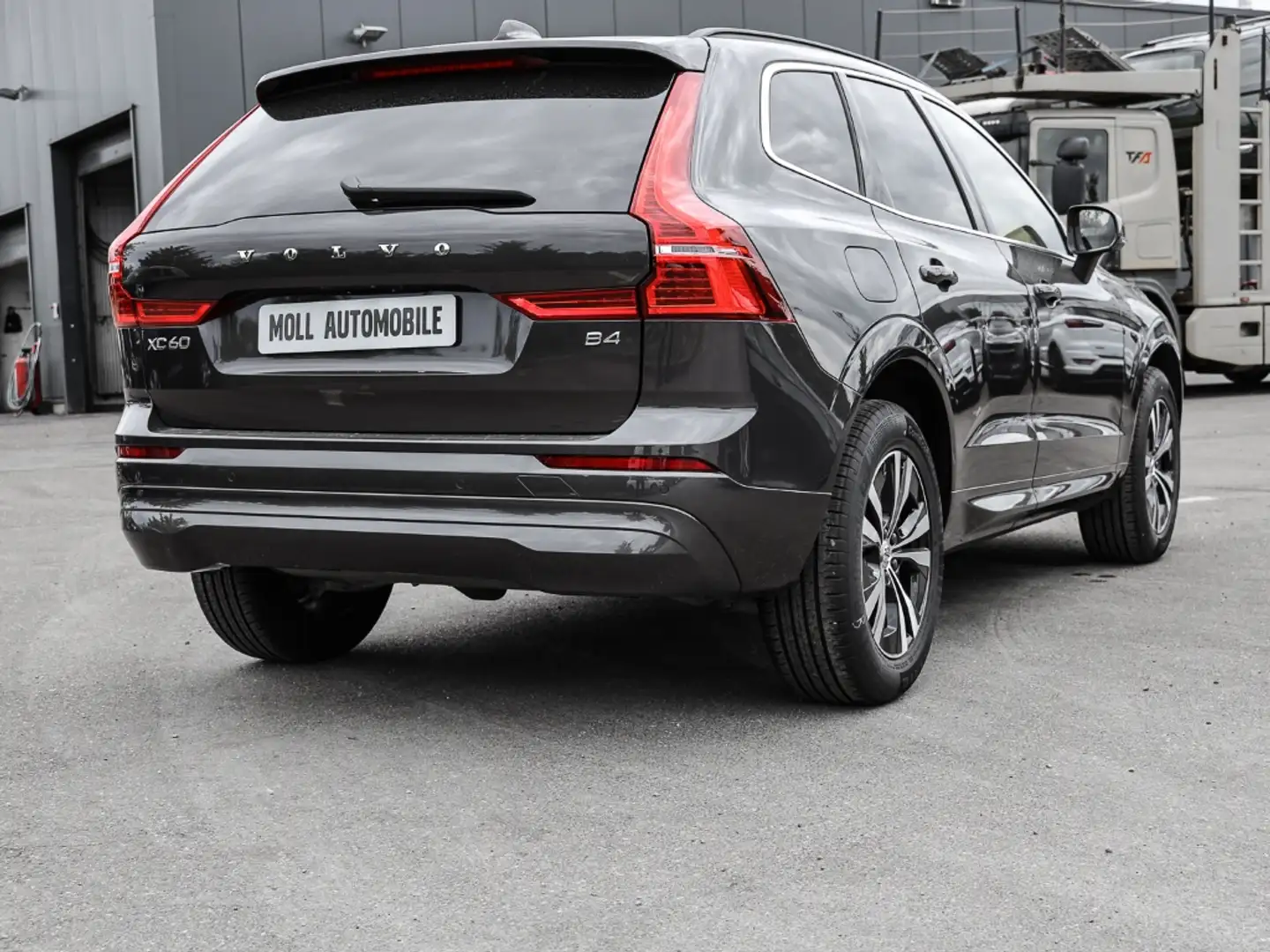 Volvo XC60 Momentum Pro 2WD B4 Diesel EU6d Navi Keyless ACC R Grijs - 2