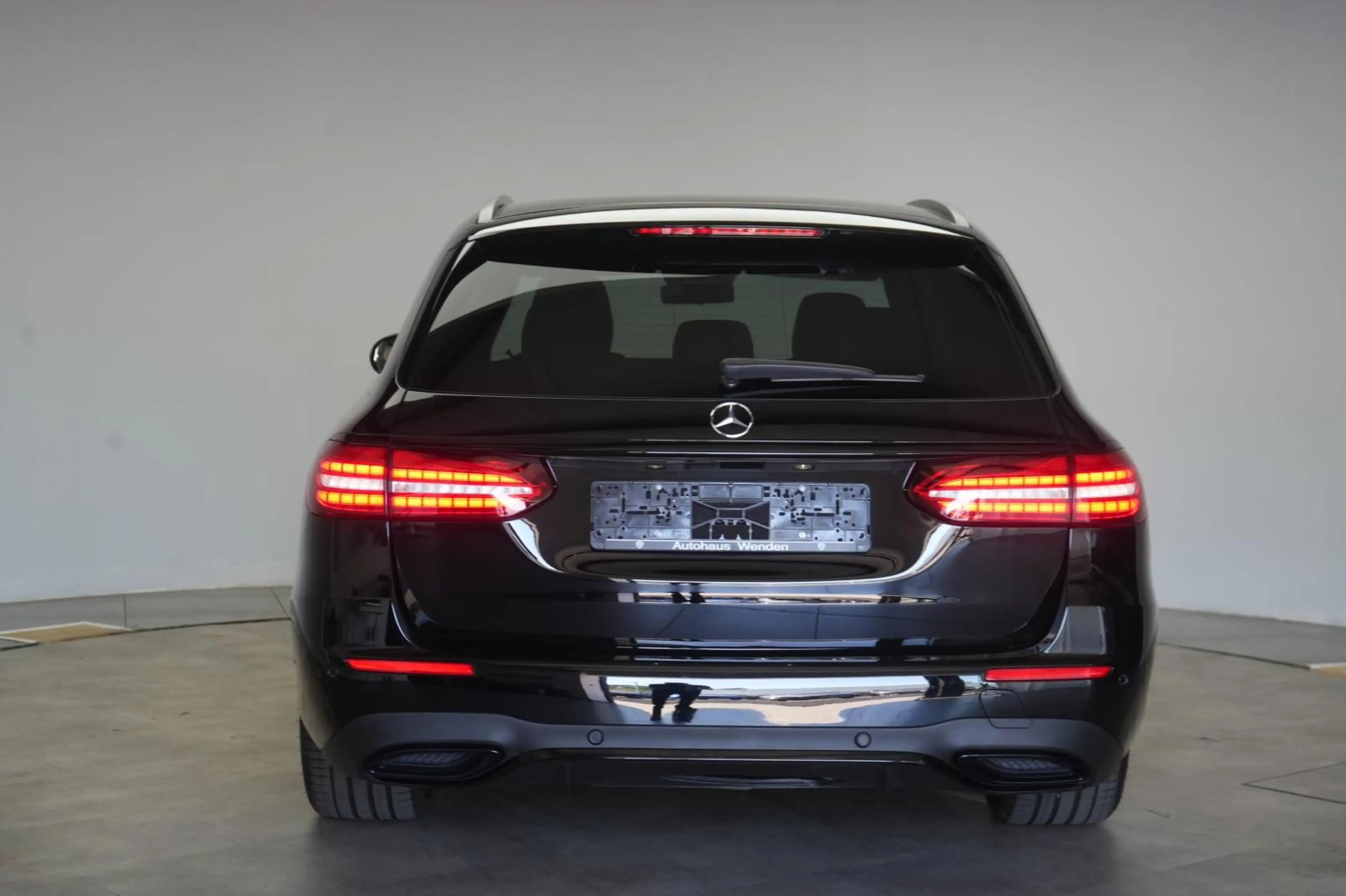 Mercedes-Benz E 300 d 4Matic T 9G-Tronic AMG Night Edition Car — photo 6