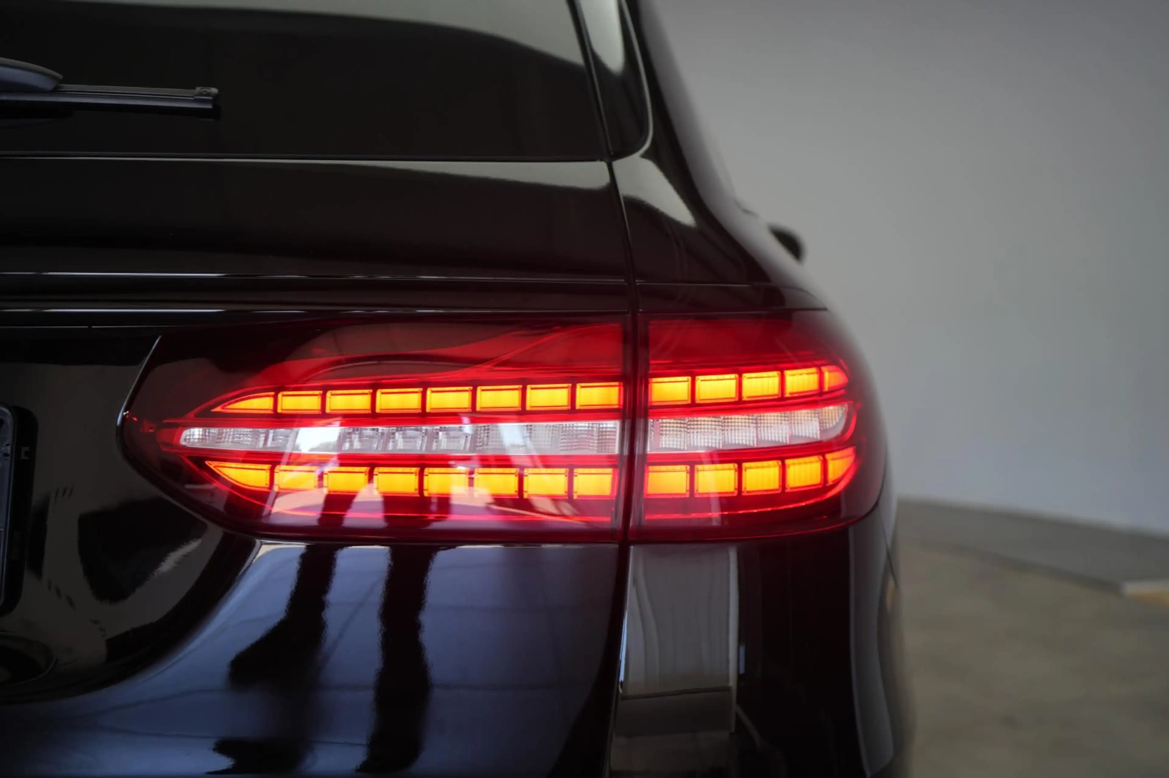 Mercedes-Benz E 300 d 4Matic T 9G-Tronic AMG Night Edition Car — photo 11